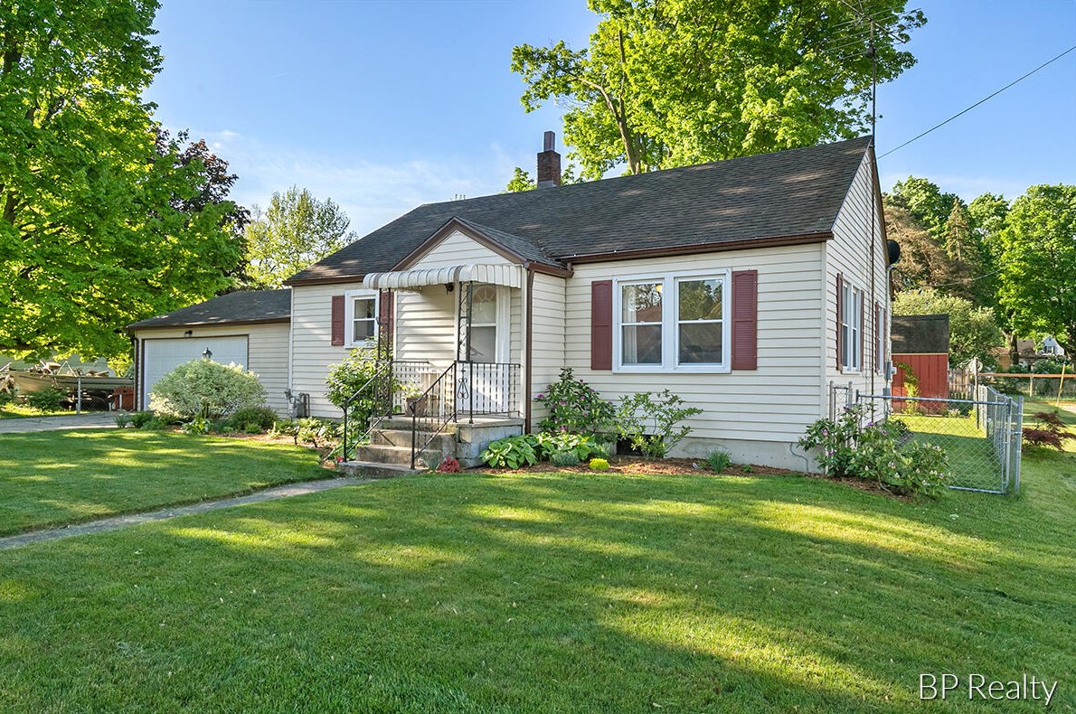 531 Cherry St, Wayland, MI 49348-1077