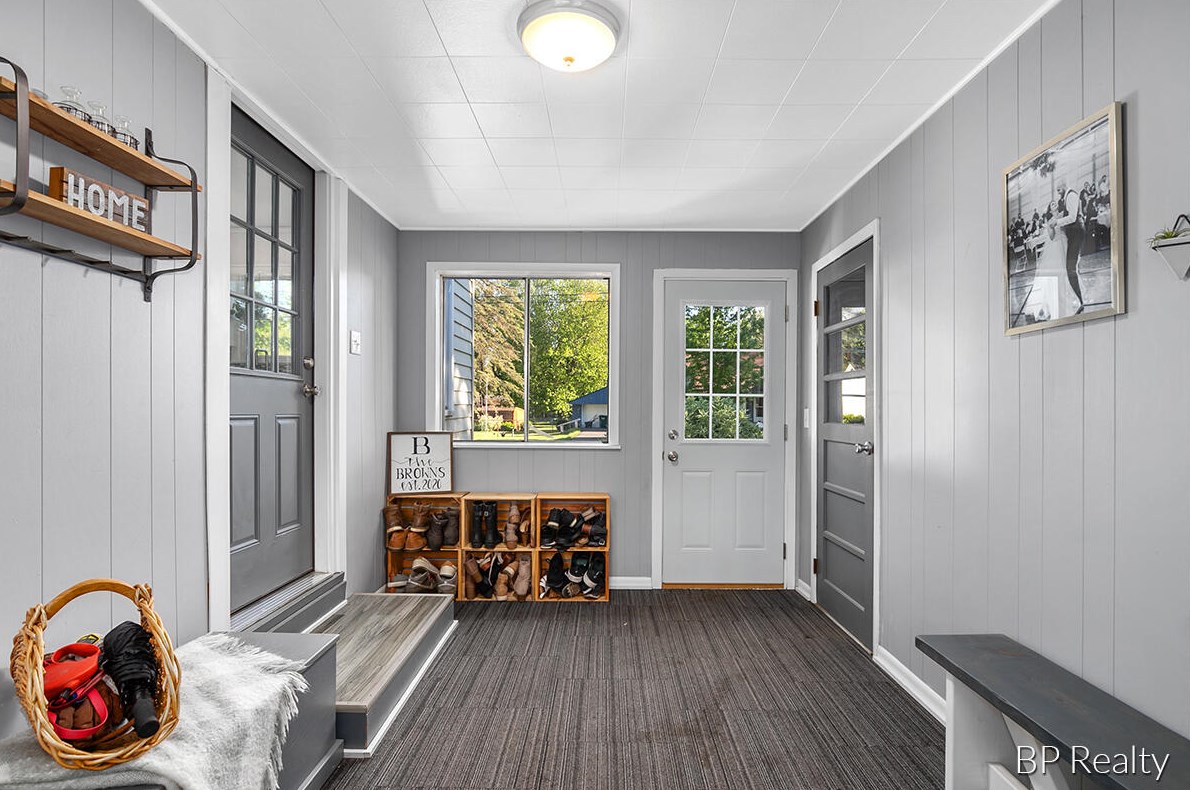 531 Cherry St, Wayland MI 49348-1076 exterior