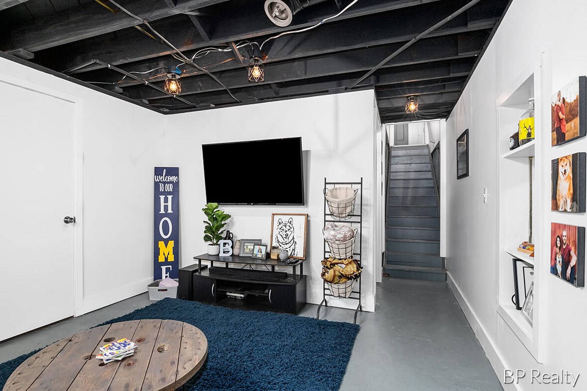 531 Cherry St, Wayland MI 49348-1076 exterior