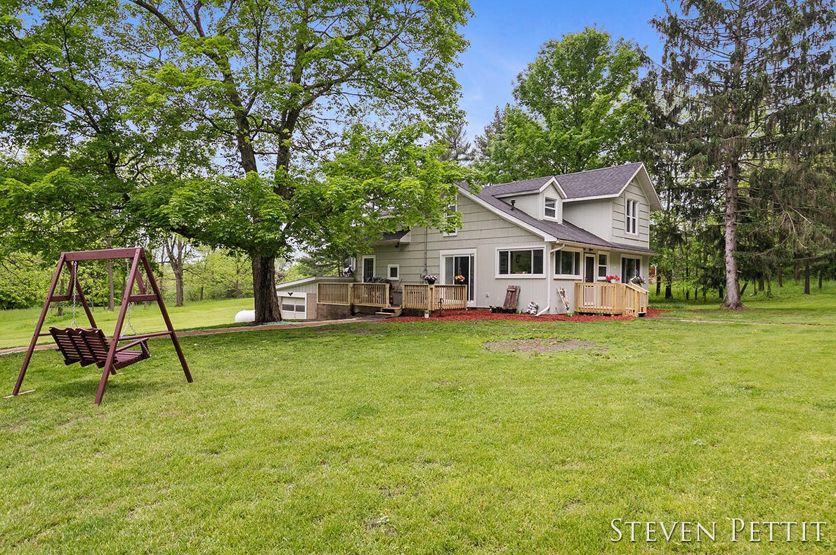 1821 Leinaar Rd, Delton, MI 49046-9549