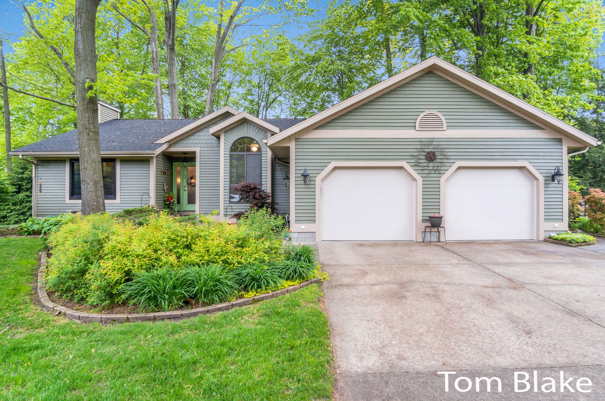 16370 Highland Dr, Spring Lake, MI 49456-2310