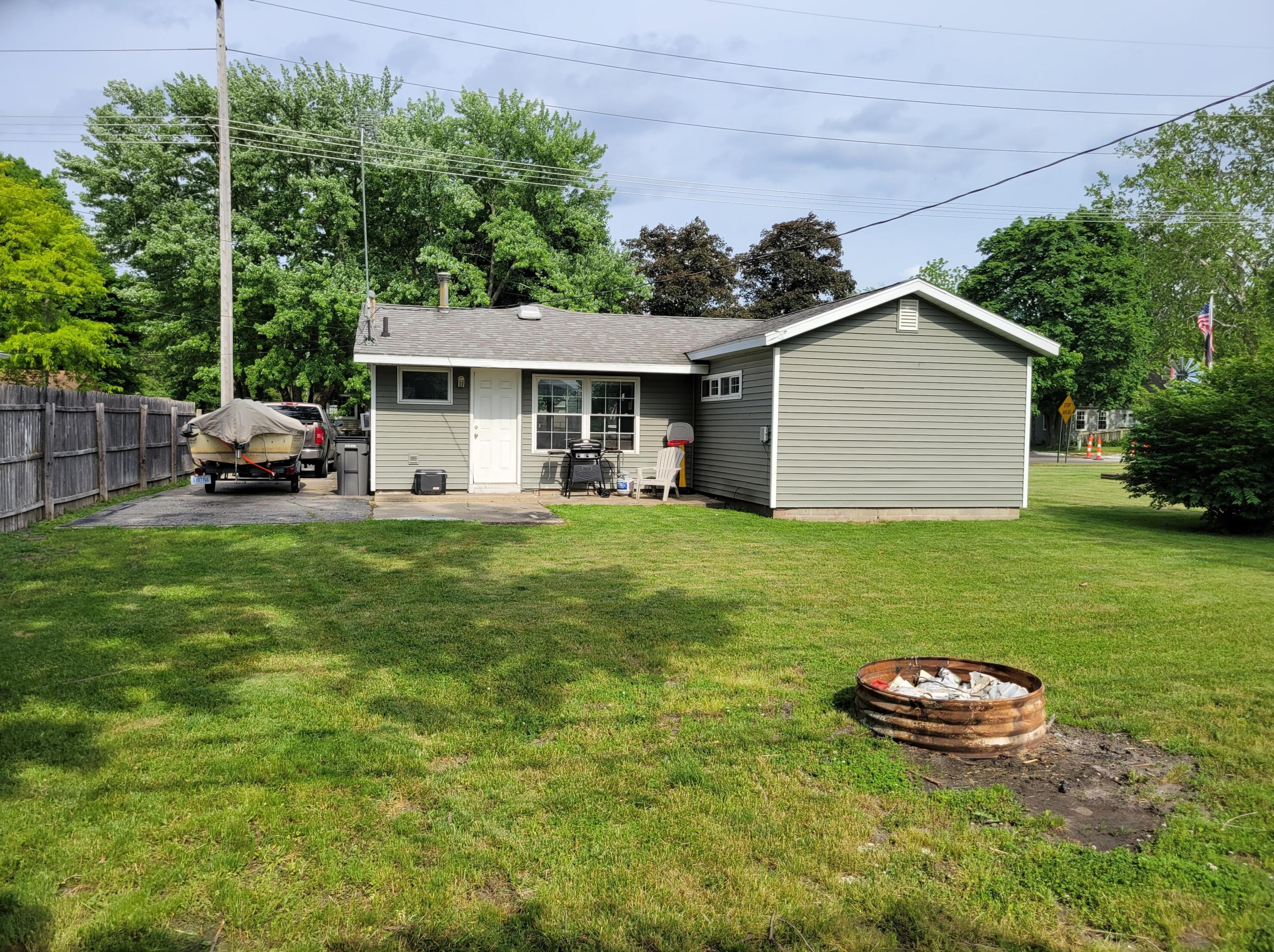 908 13th St, Niles MI  49120-3420 exterior