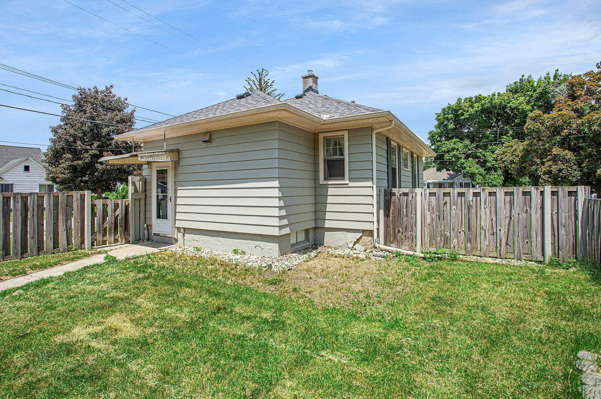 1000 Oaklawn St, Grand Rapids MI 49505-3748 exterior