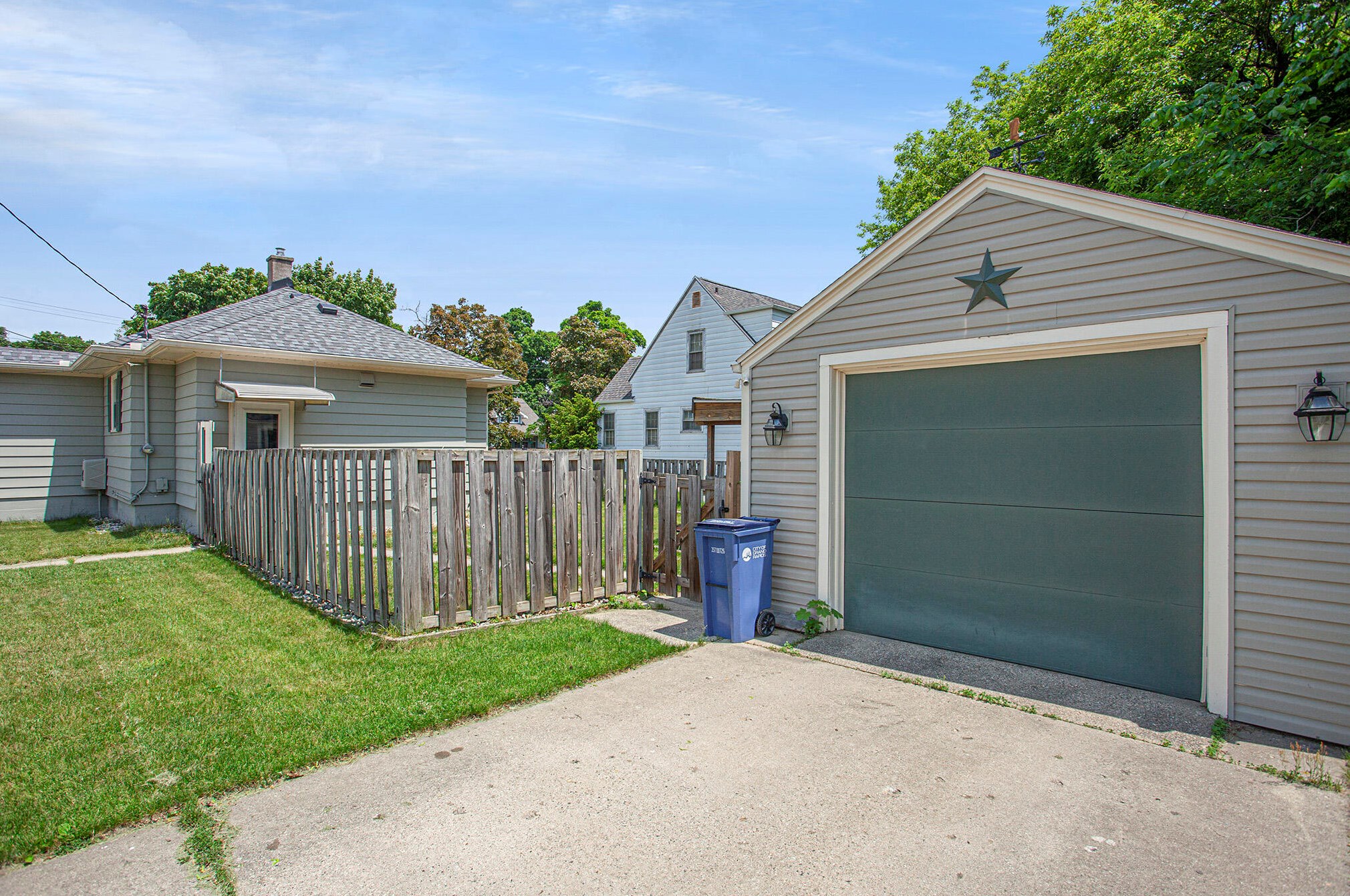 1000 Oaklawn St, Grand Rapids MI 49505-3748 exterior