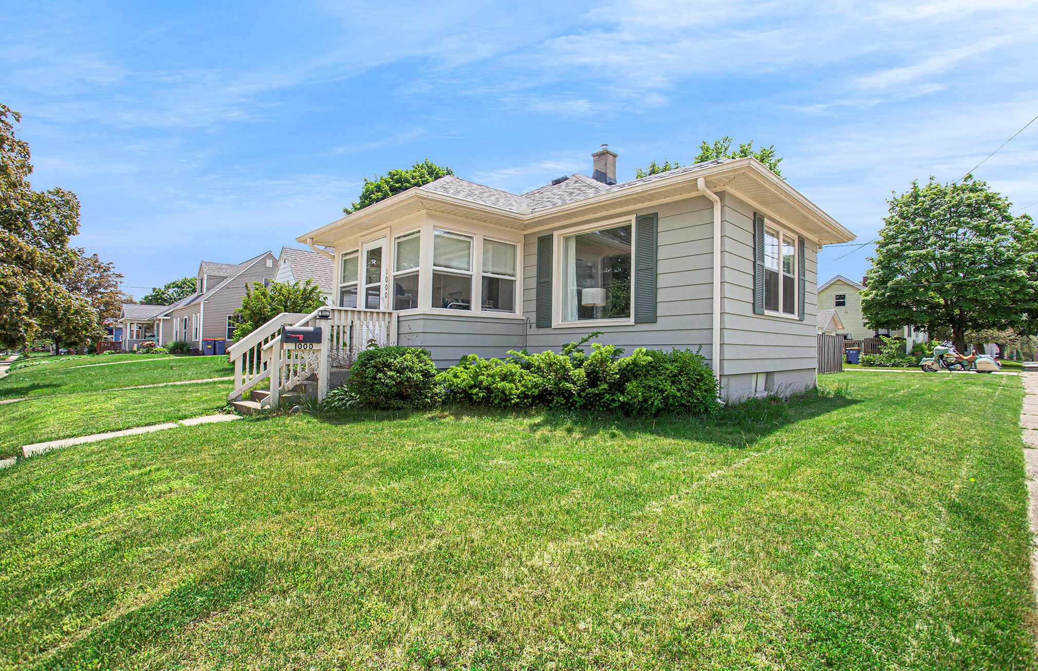 1000 Oaklawn St, Grand Rapids MI 49505-3748 exterior