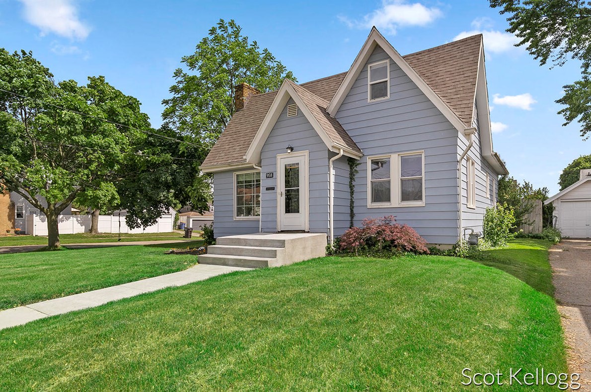 958 Beechwood St, Grand Rapids, MI 49505-3710