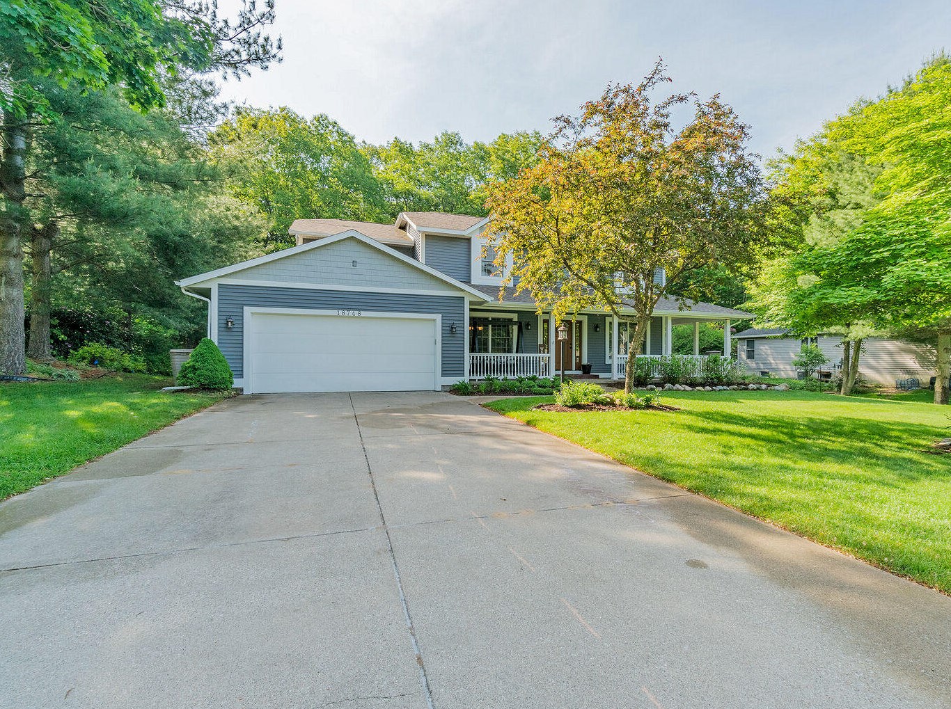 18748 Sioux Dr, Spring Lake, MI 49456