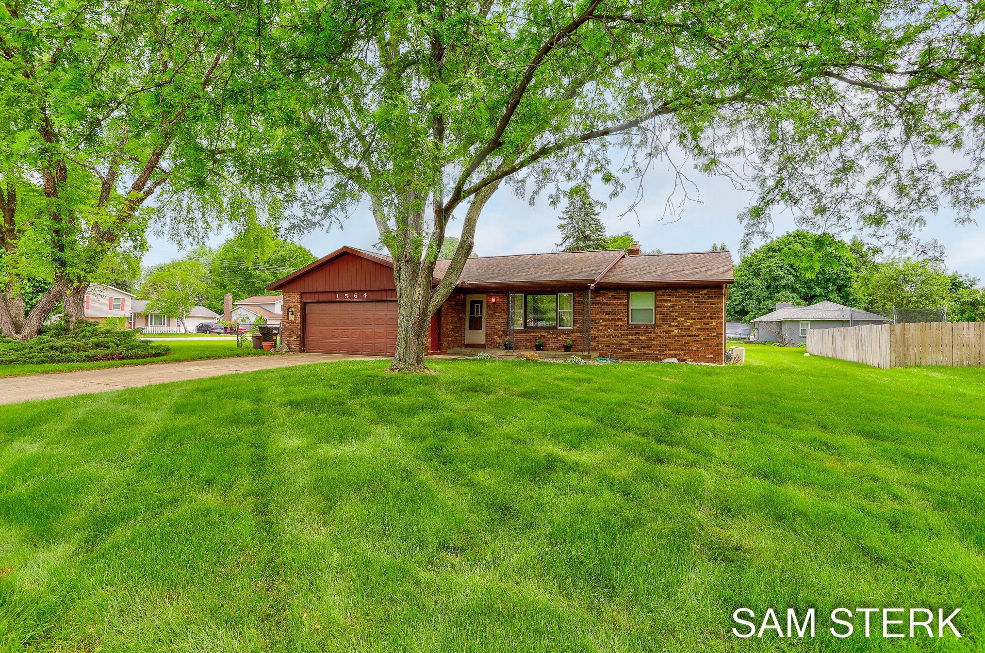 1564 Honeybrook Dr, Jenison, MI 49428-9547