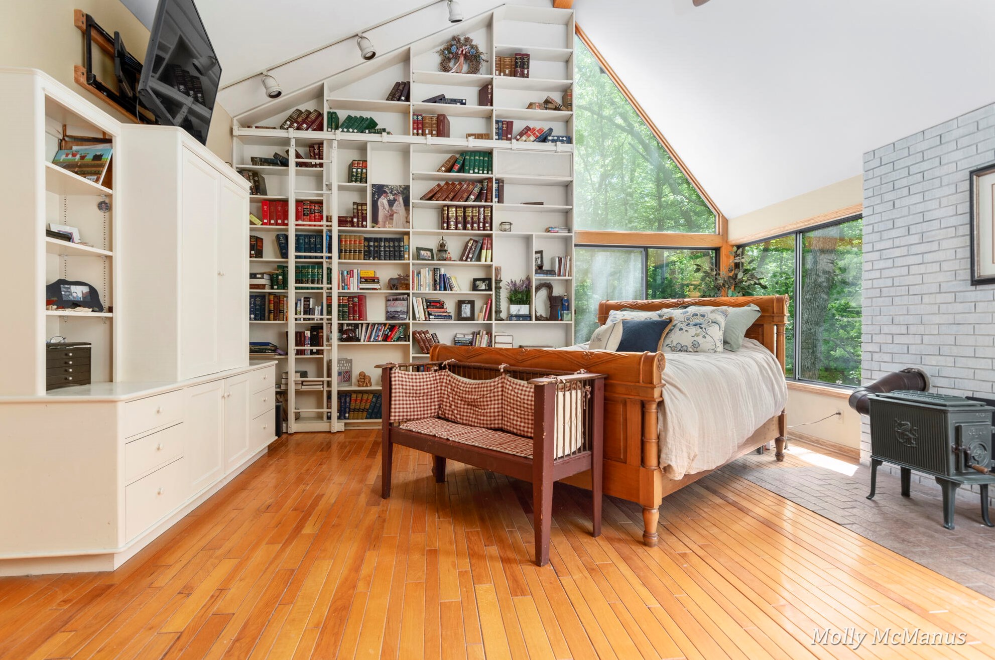 7563 Leonard St, Ada MI 49301-9527 exterior