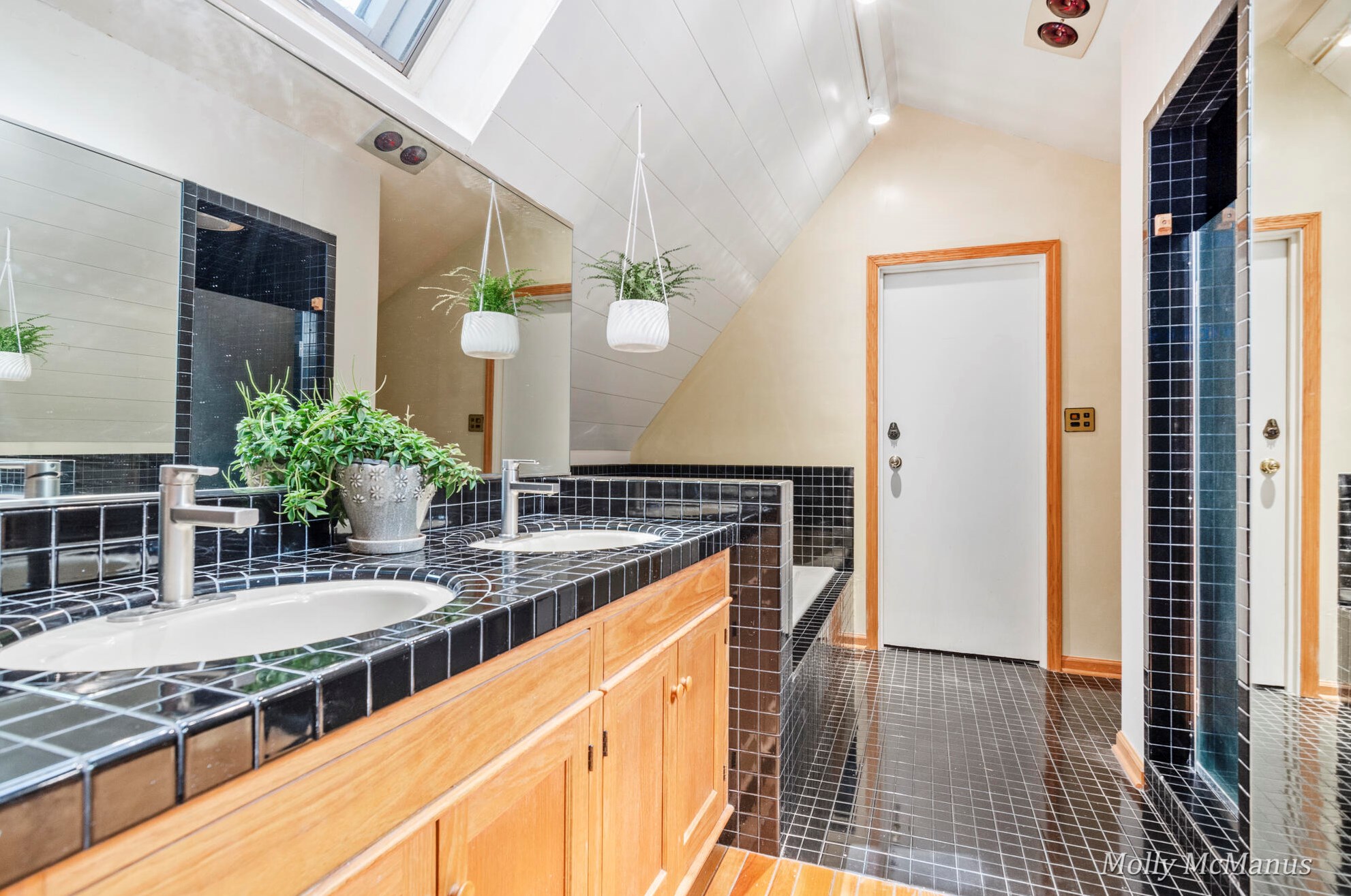 7563 Leonard St, Ada MI 49301-9527 exterior