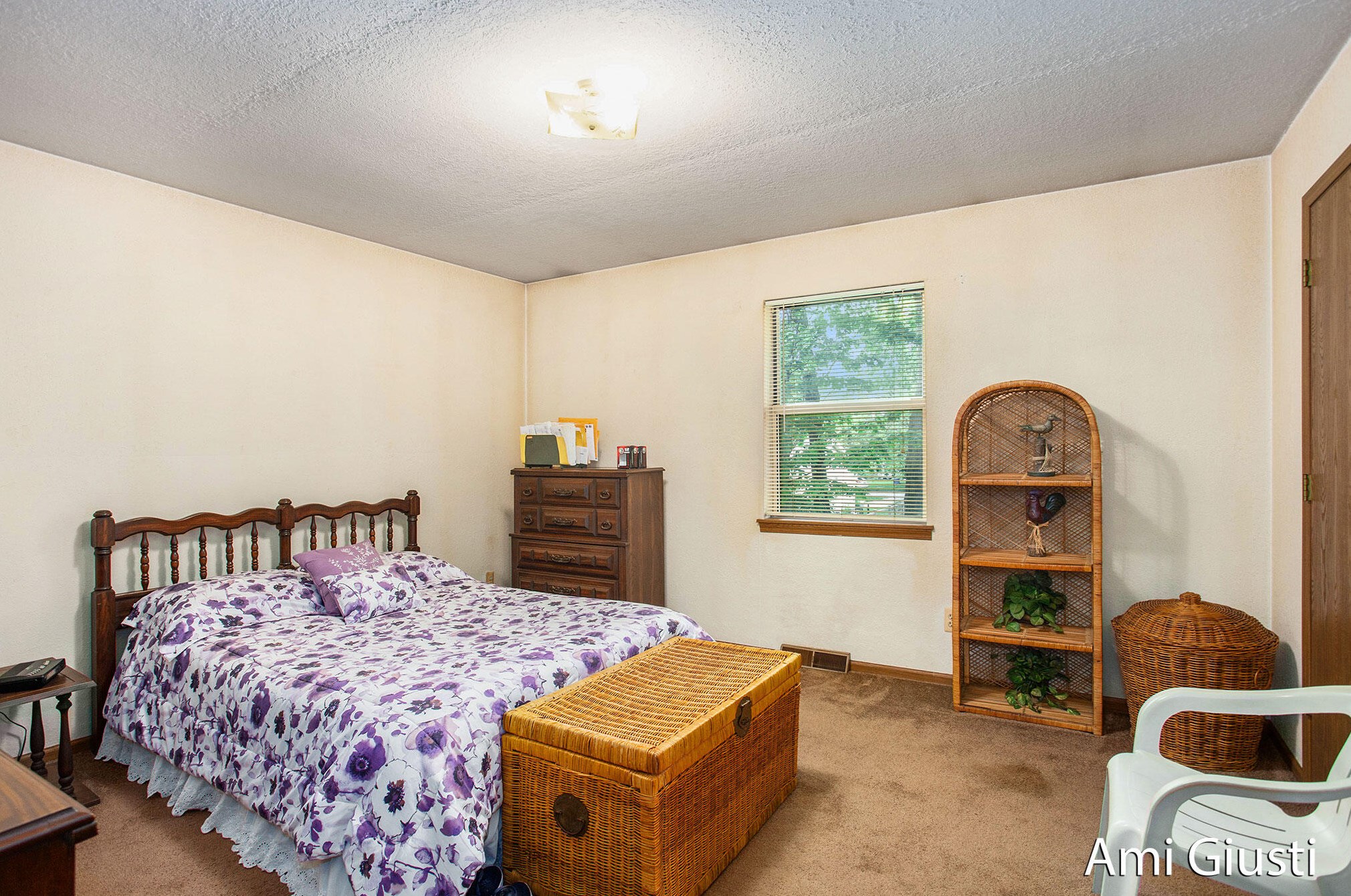 1910 Burton, Grand Rapids MI 49506-4620 exterior