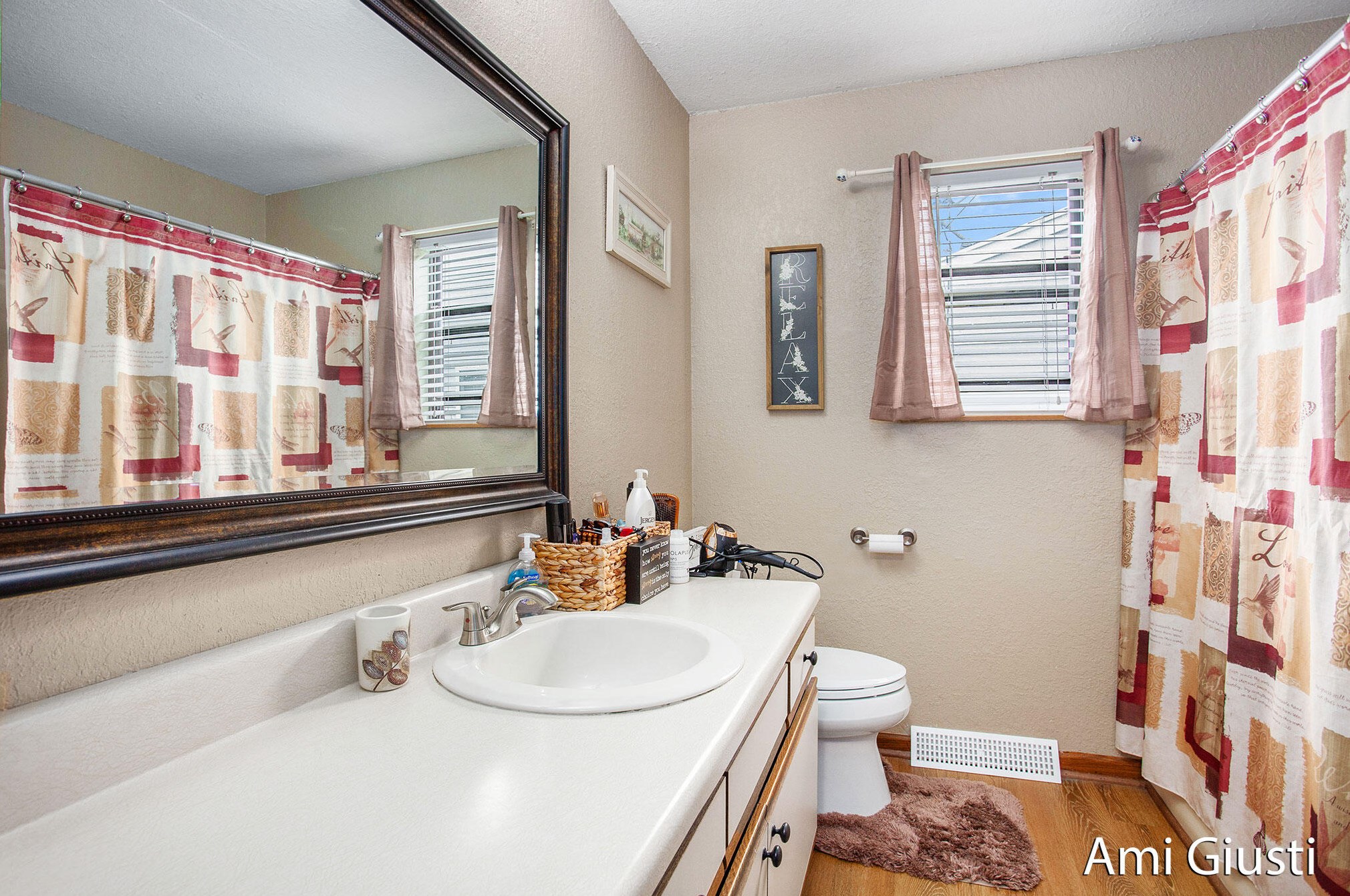 1910 Burton, Grand Rapids MI 49506-4620 exterior