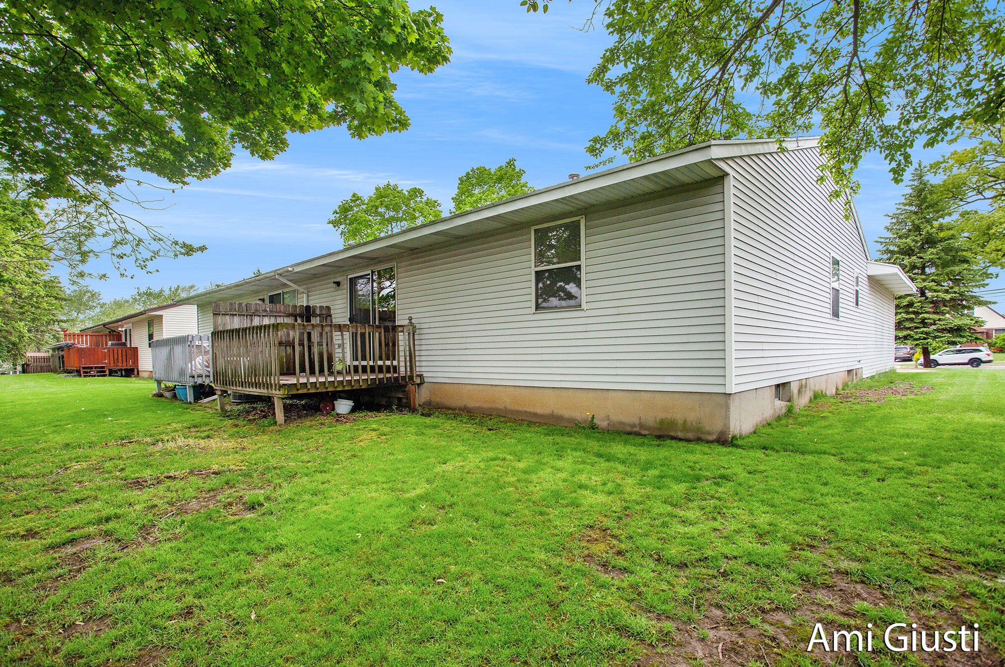 1910 Burton St, Grand Rapids, MI 49506-4620