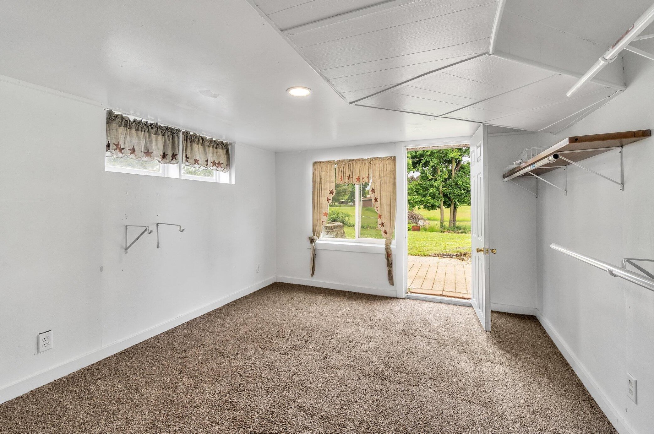 313 Ackerson Lk Dr, Jackson MI 49201-8756 exterior