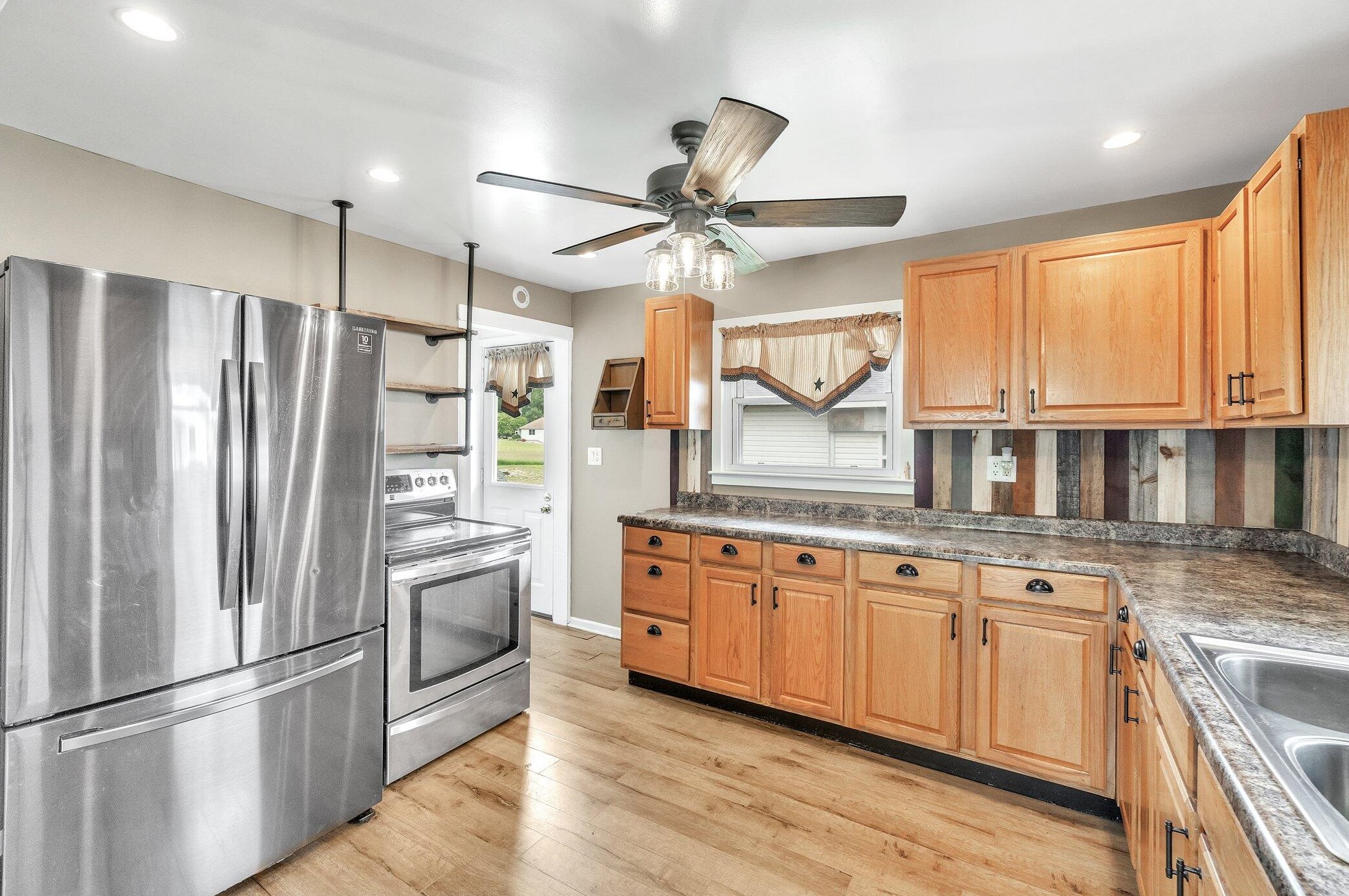 313 Ackerson Lk Dr, Jackson MI 49201-8756 exterior