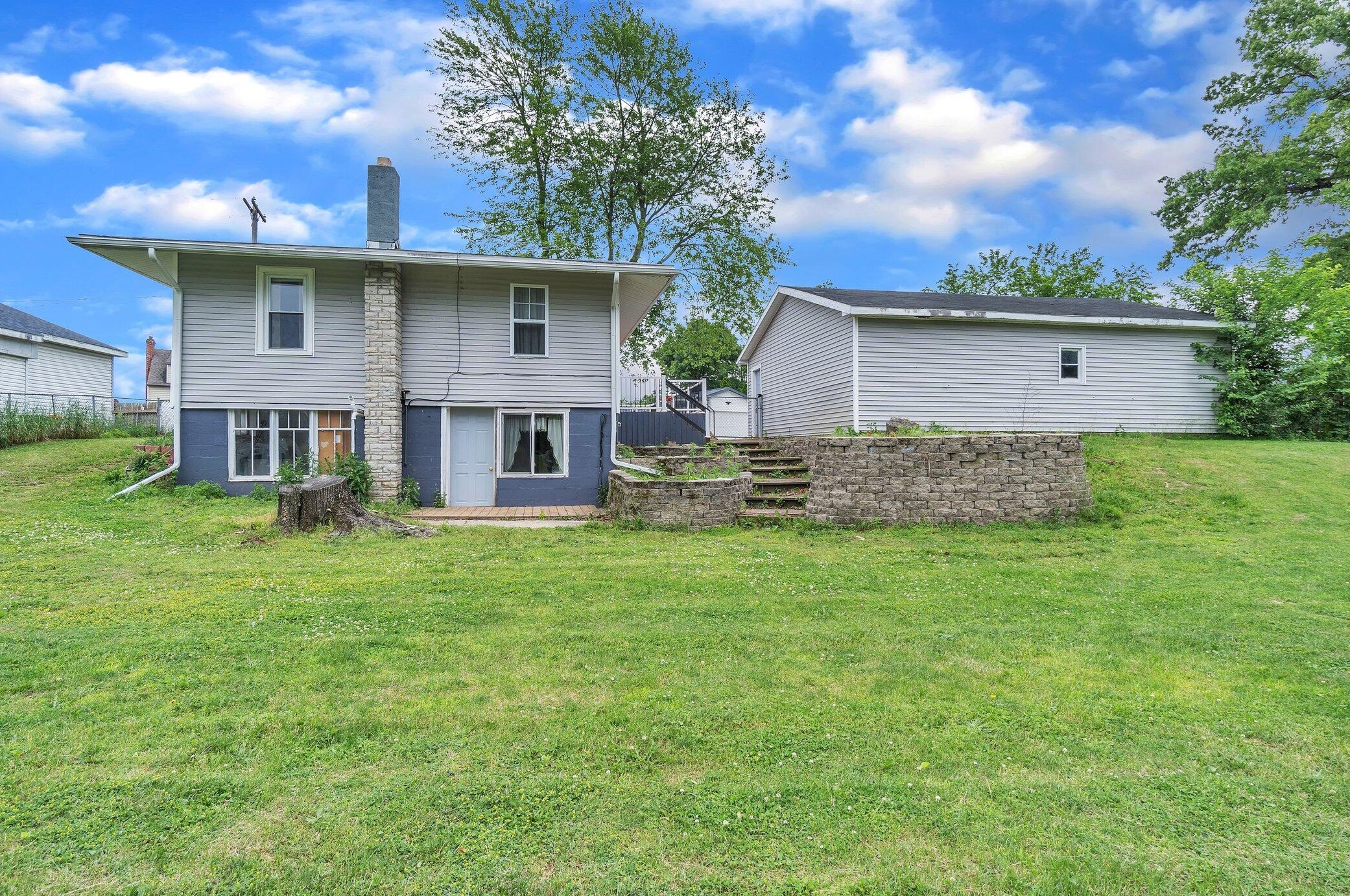 313 Ackerson Lk Dr, Jackson MI 49201-8756 exterior