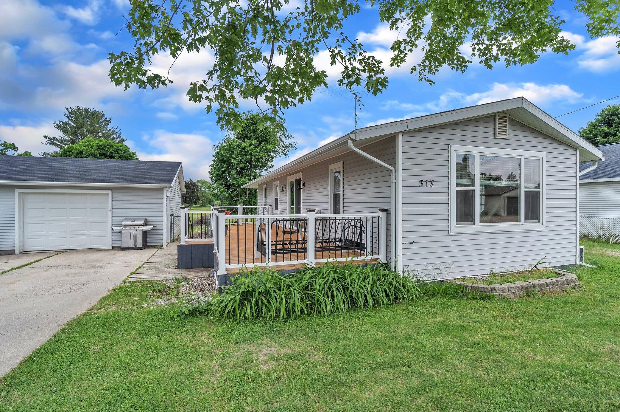 313 Ackerson Lk Dr, Jackson MI 49201-8756 exterior