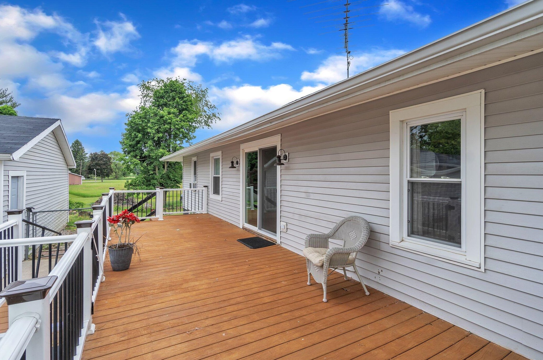 313 Ackerson Lk Dr, Jackson MI 49201-8756 exterior