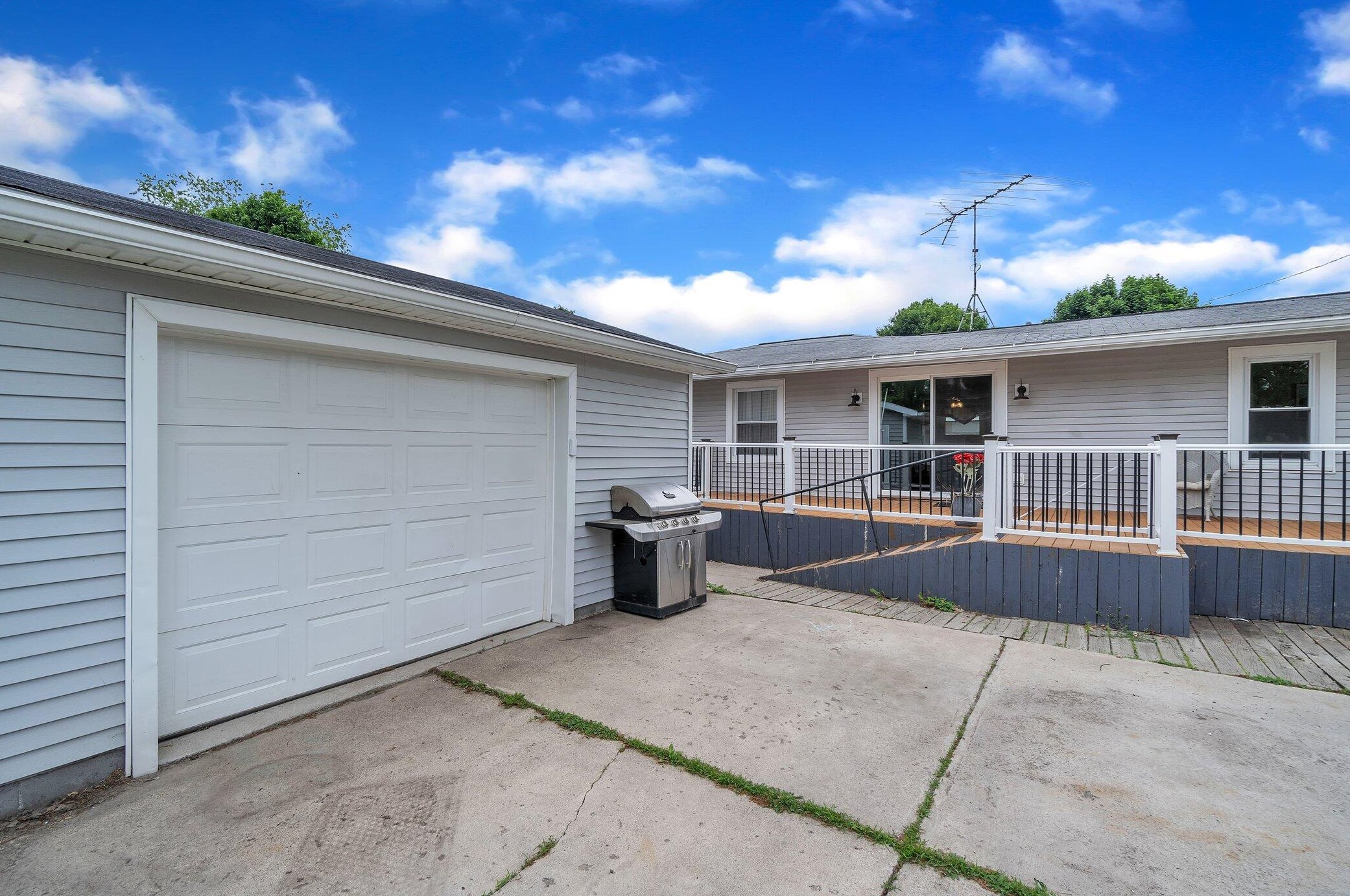 313 Ackerson Lk Dr, Jackson MI 49201-8756 exterior