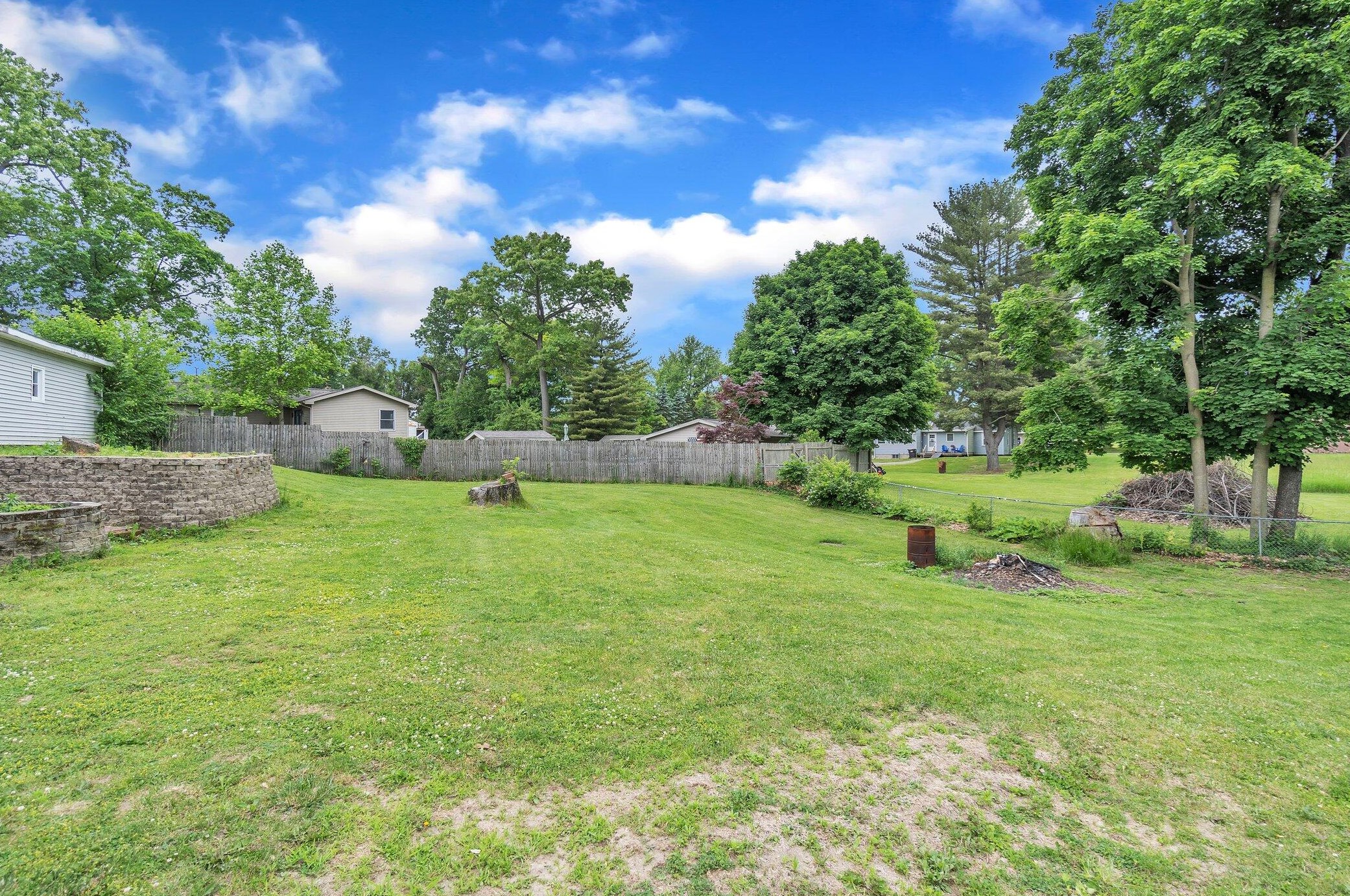 313 Ackerson Lk Dr, Jackson MI 49201-8756 exterior