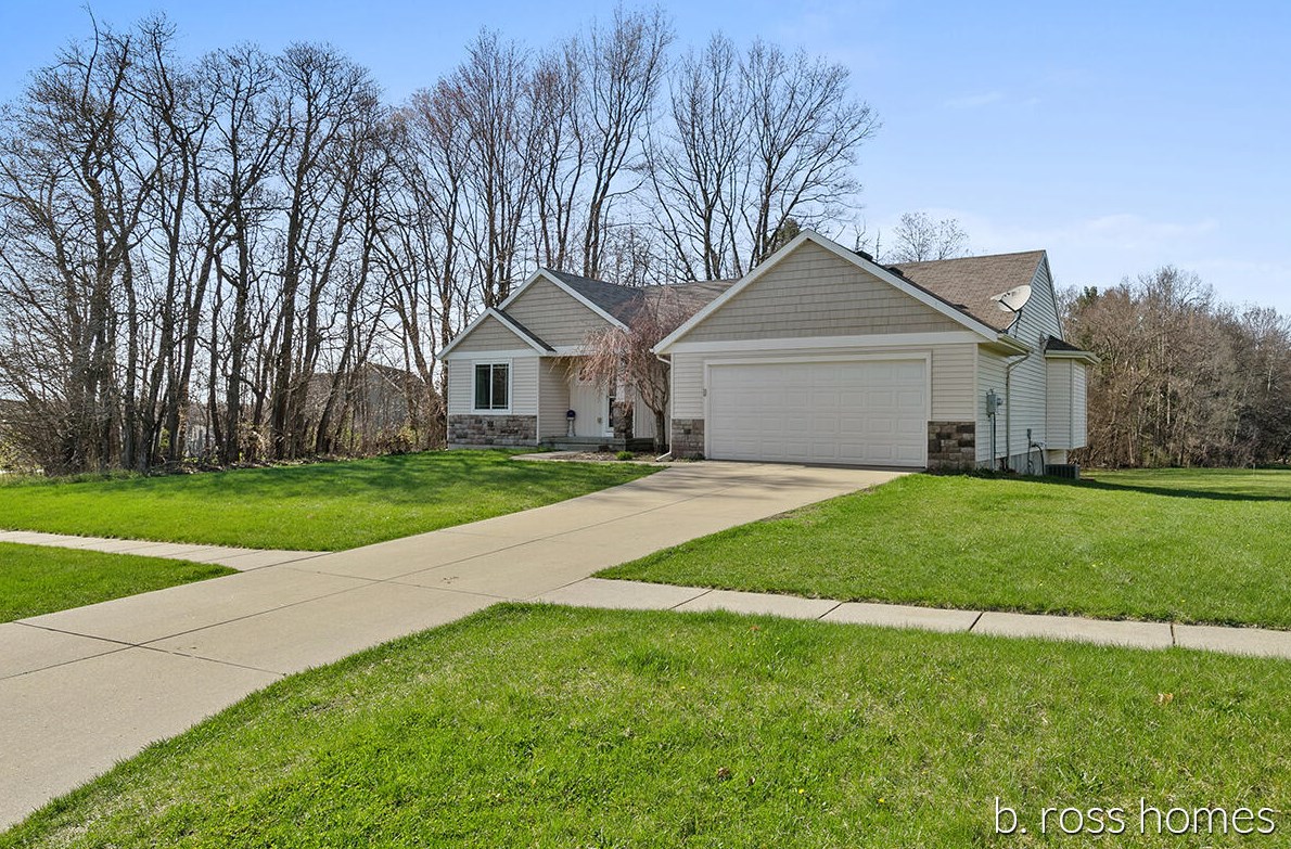 11774 Crystal Ridge Dr, Sparta, MI 49345-8115