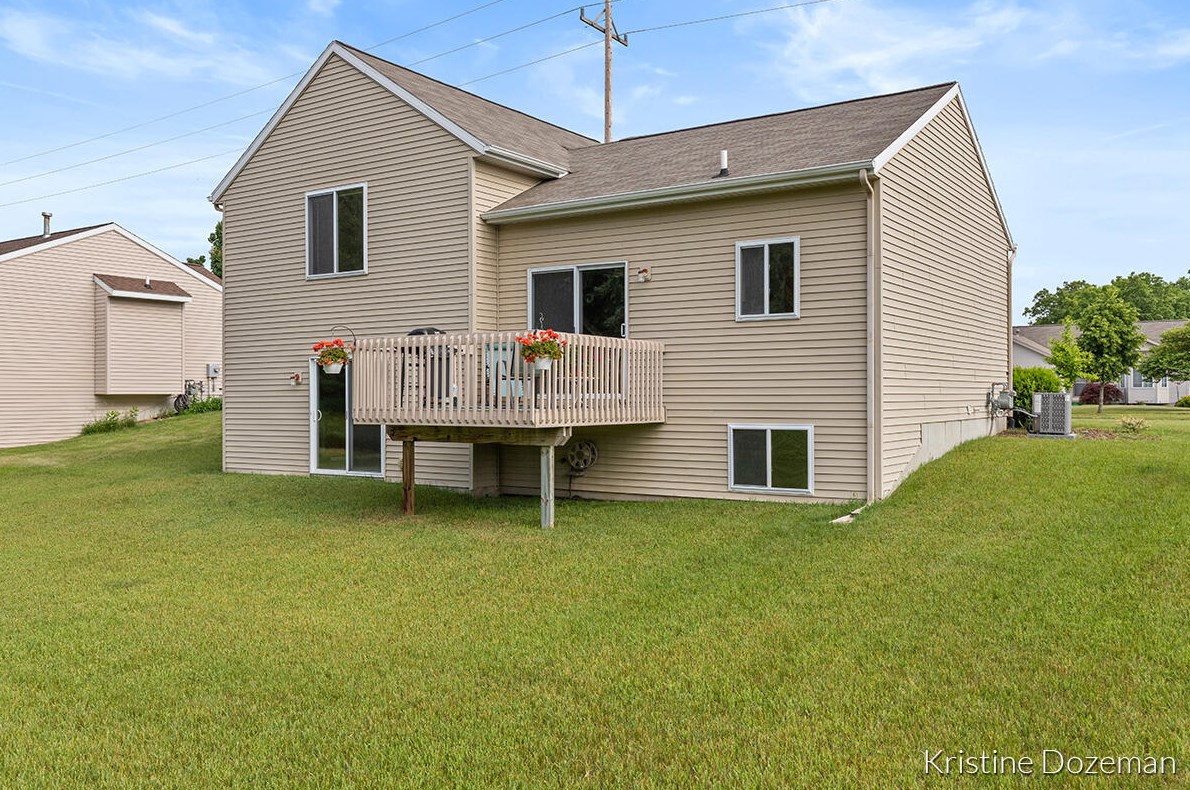 1636 Northbend Dr, Grand Rapids MI 49505-3906 exterior