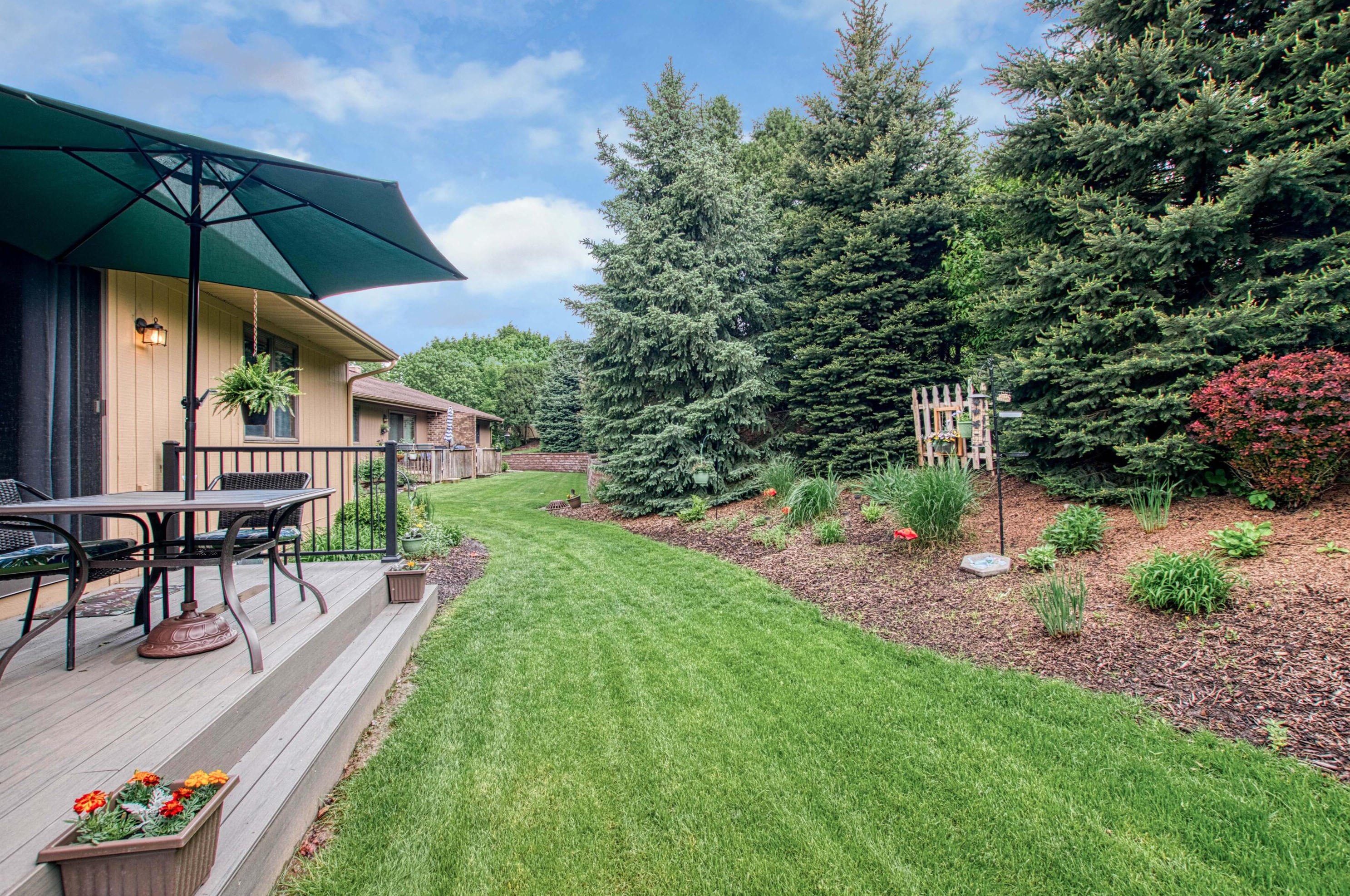 2106 Cranbrook Dr, Grand Rapids MI  49505-5721 exterior