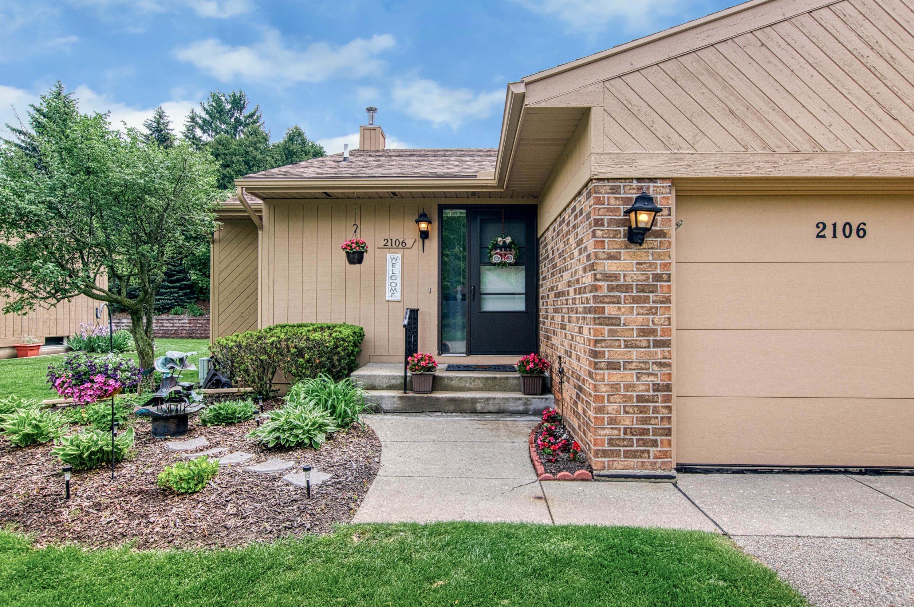 2106 Cranbrook Dr, Grand Rapids, MI 49505-5721