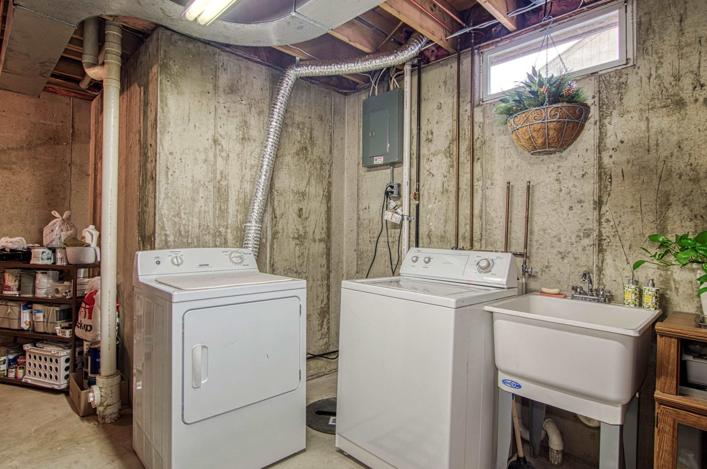 2106 Cranbrook Dr, Grand Rapids MI  49505-5721 exterior