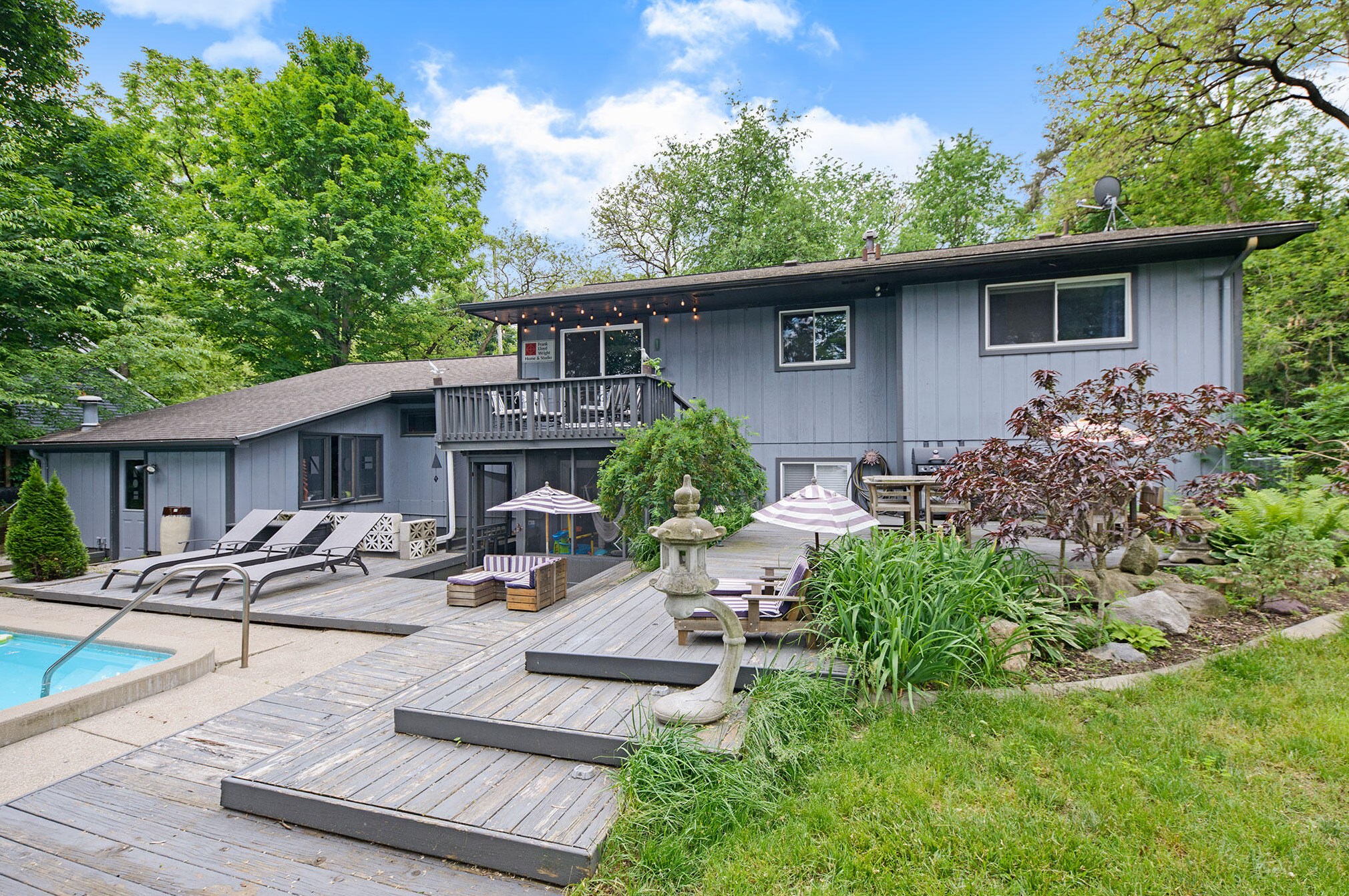 7215 Thorncrest Dr, Grand Rapids MI 49546-7359 exterior