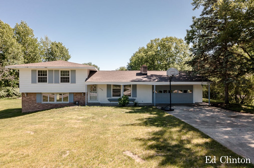 14788 Leonard Rd, Spring Lake, MI 49456