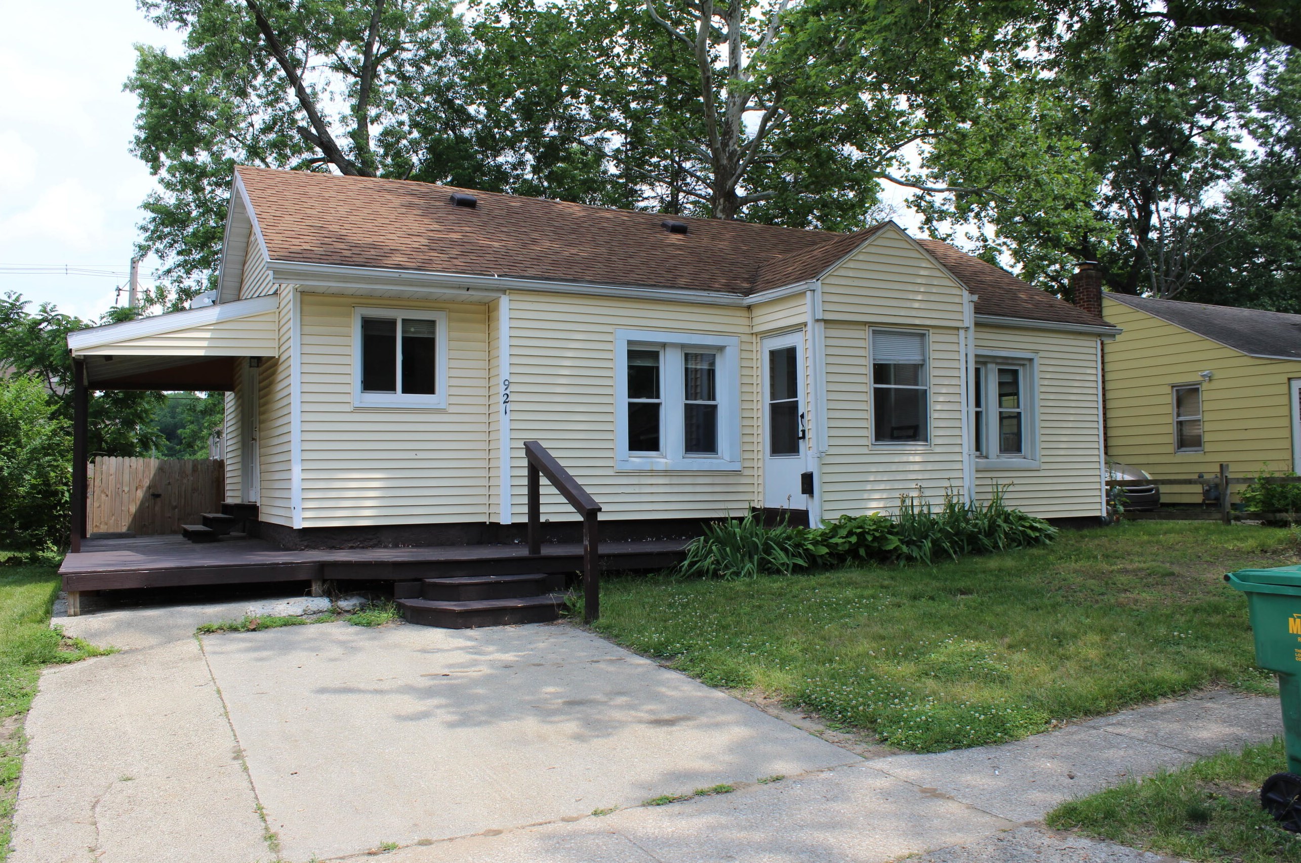 921 Burns St, Niles, MI 49120-1219