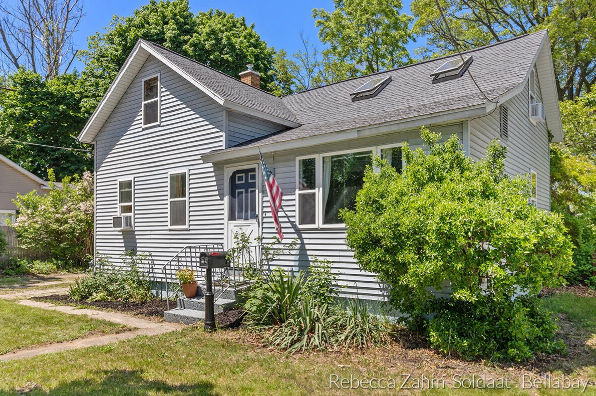 419 River St, Spring Lake, MI 49456