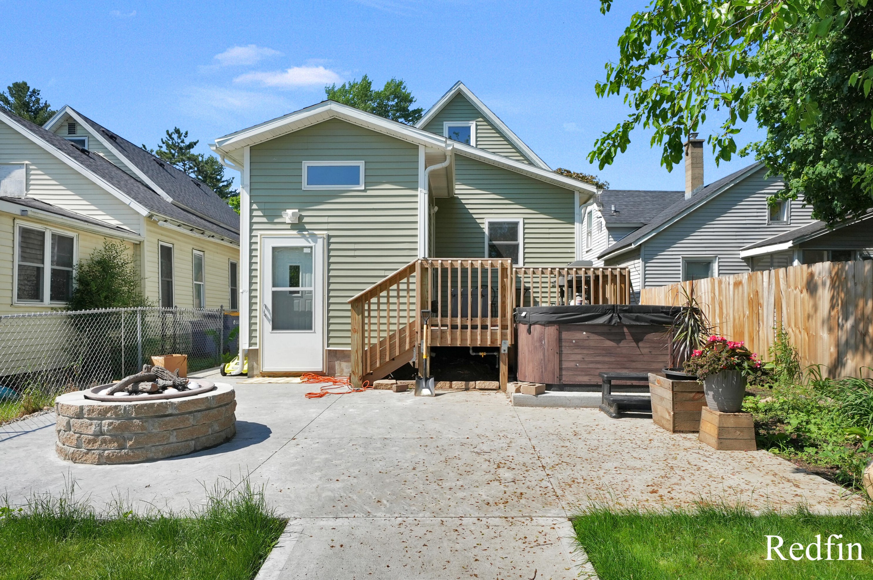 1240 Courtney St, Grand Rapids MI  49504-2910 exterior