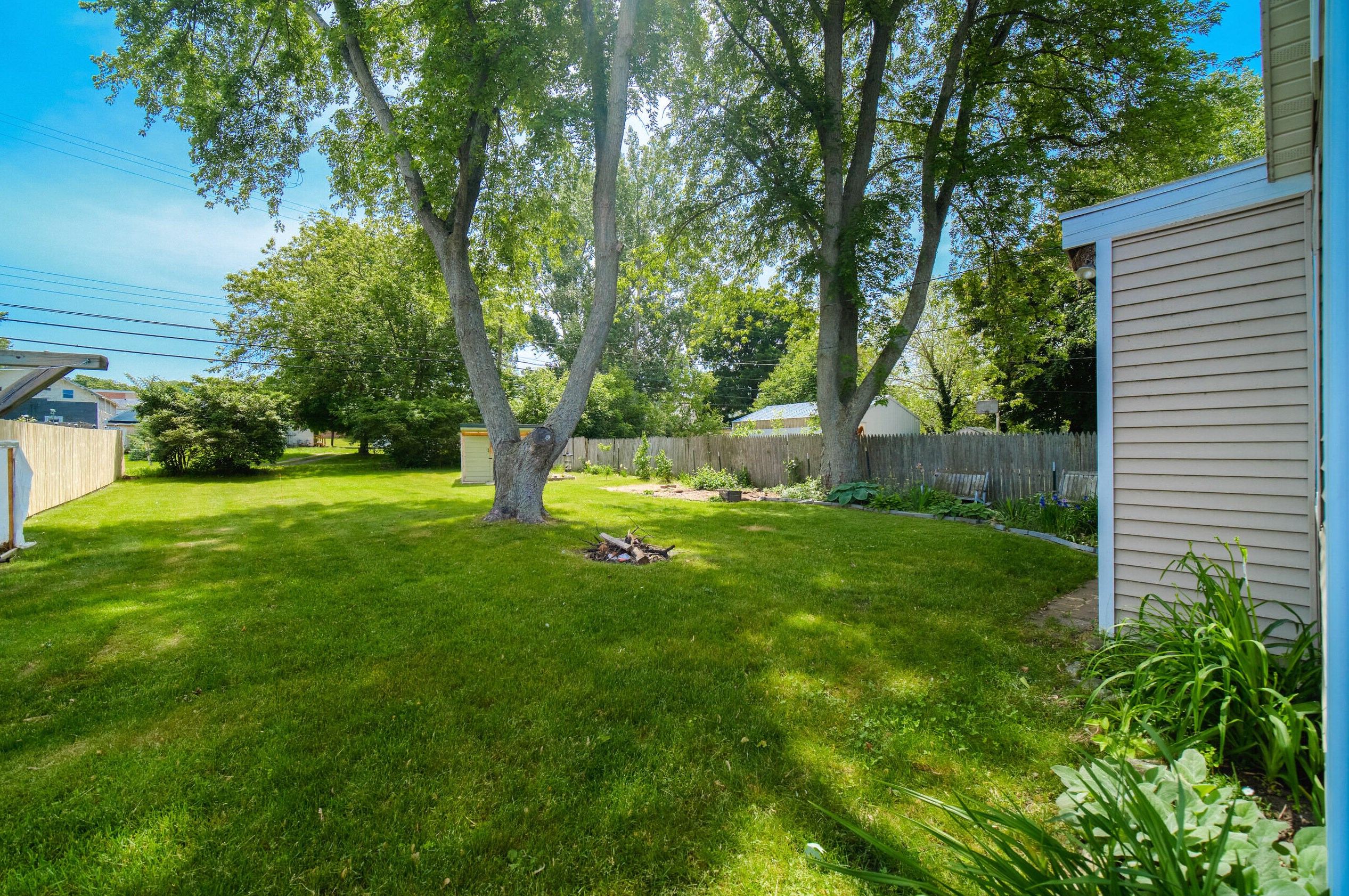 376 Maple St, Shelby MI 49455-1129 exterior