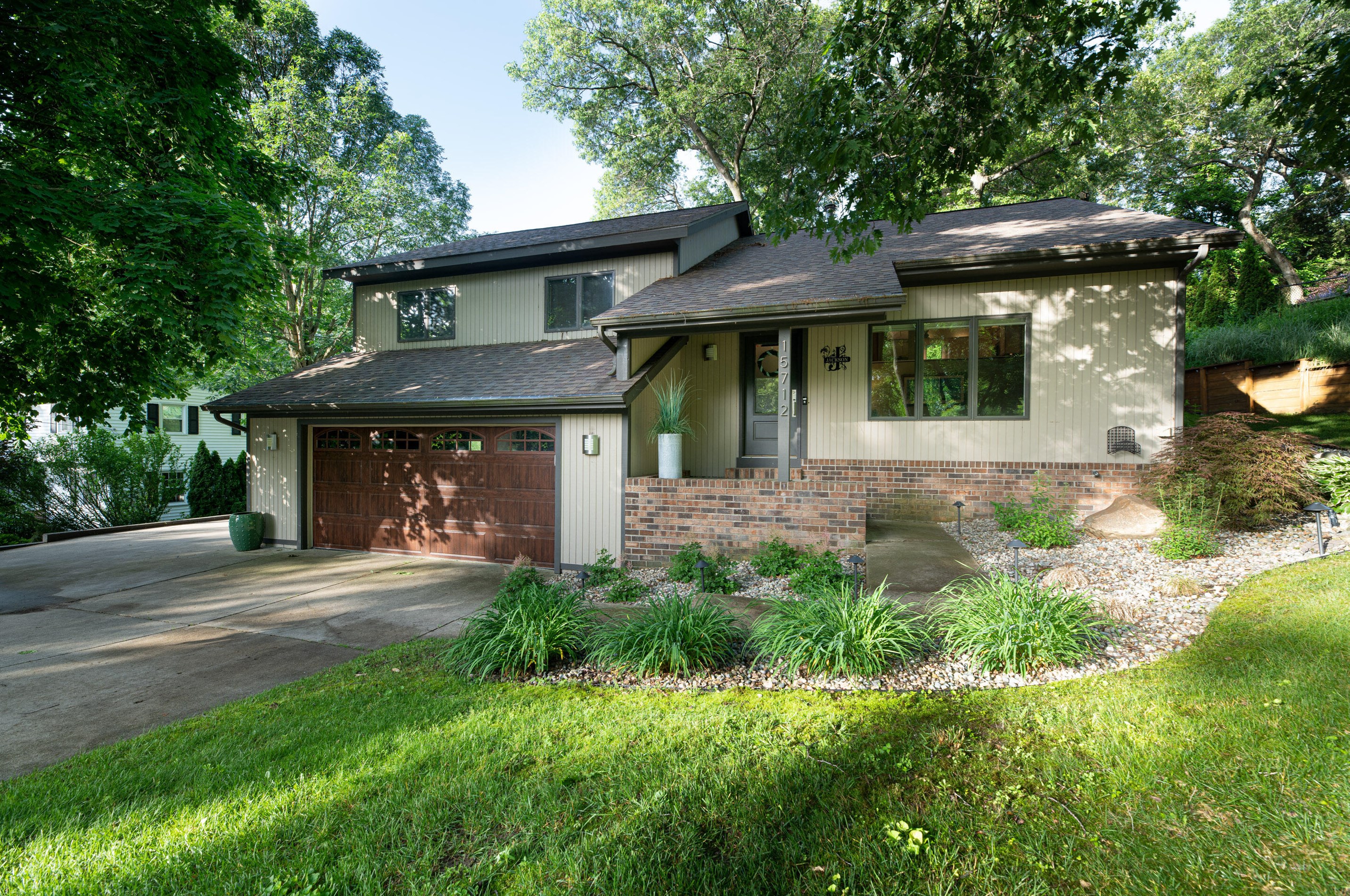 15712 Longview Ln, Spring Lake, MI 49456-1551