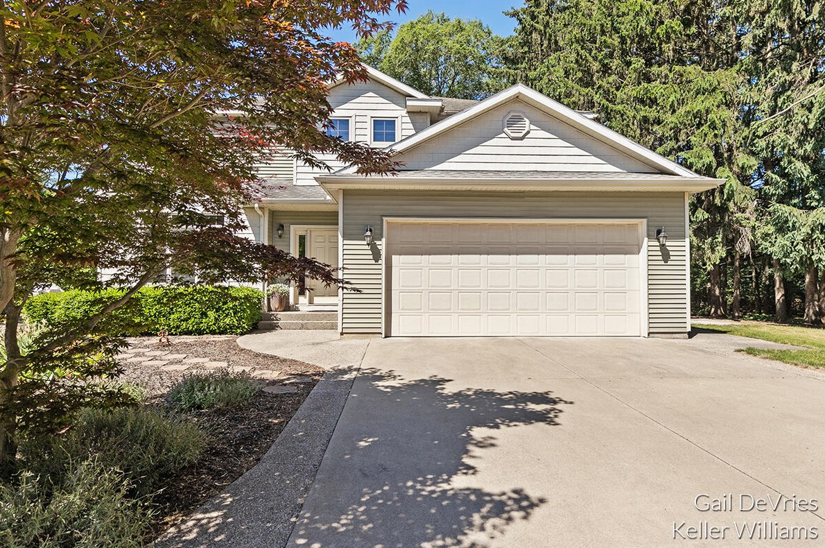 3580 Trackside Dr, Hamilton, MI 49419