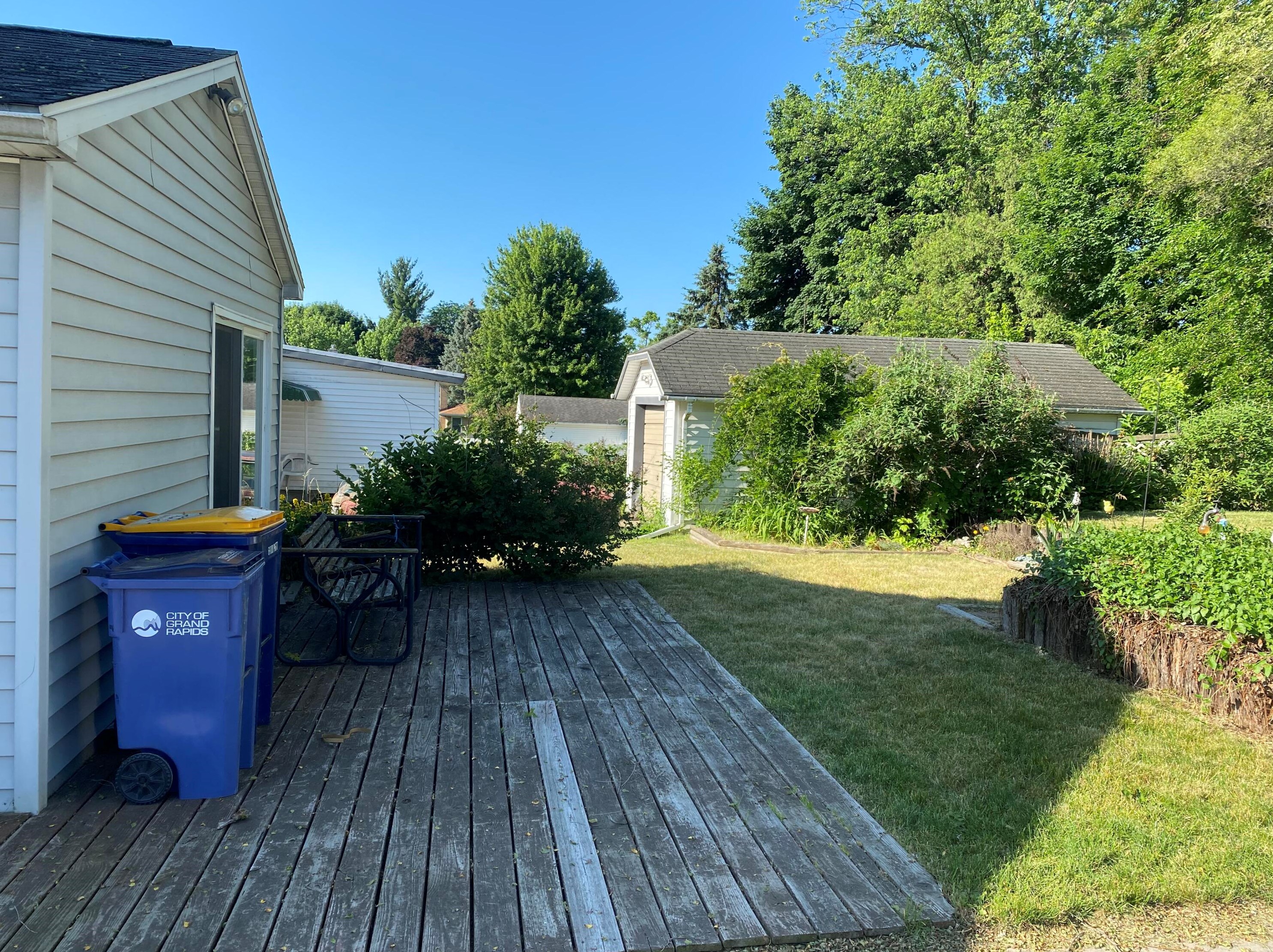 1433 Emerson Ave, Grand Rapids MI 49544-1717 exterior