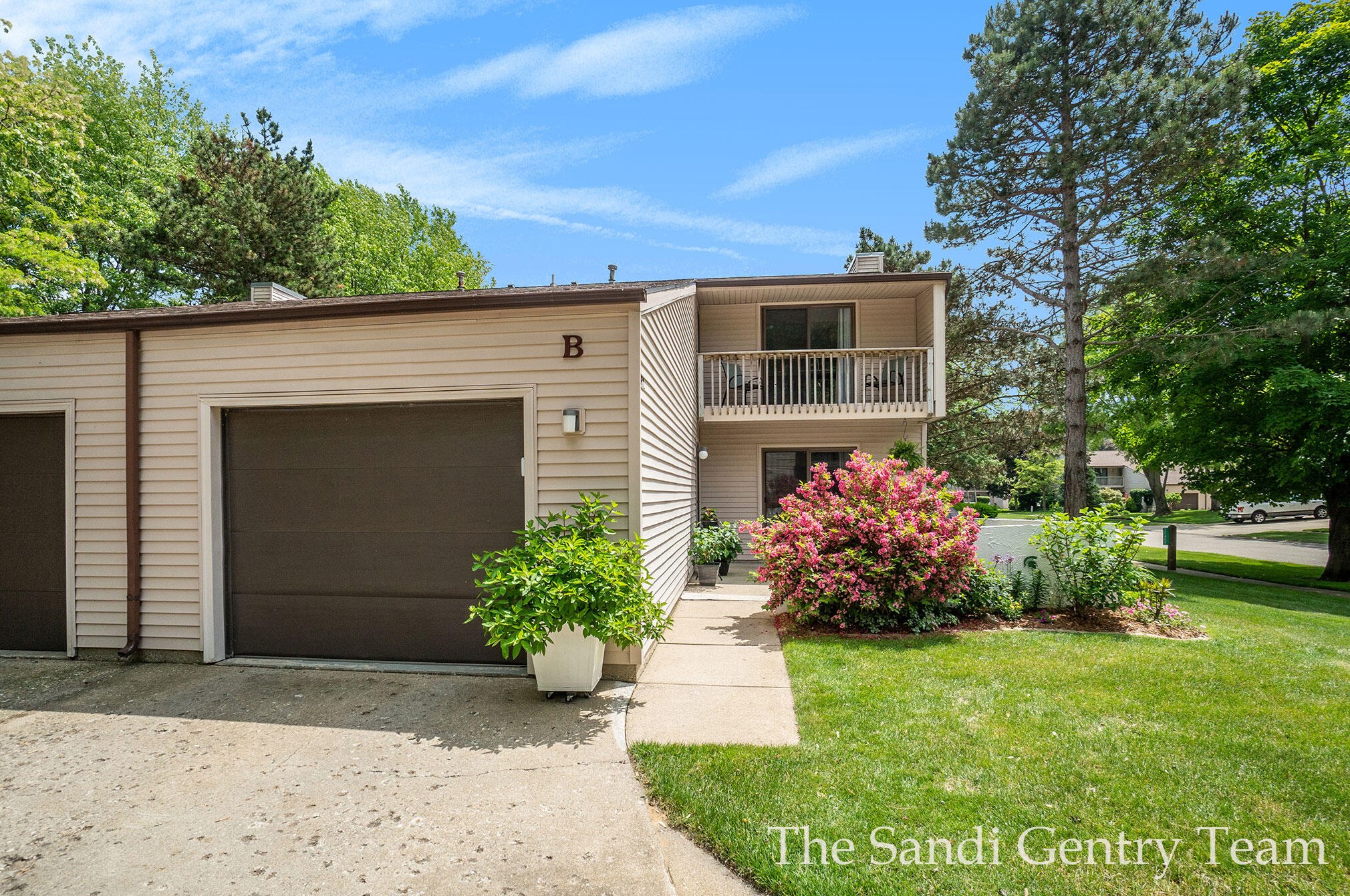 17452 Dunewood Ct #b, Spring Lake, MI 49456