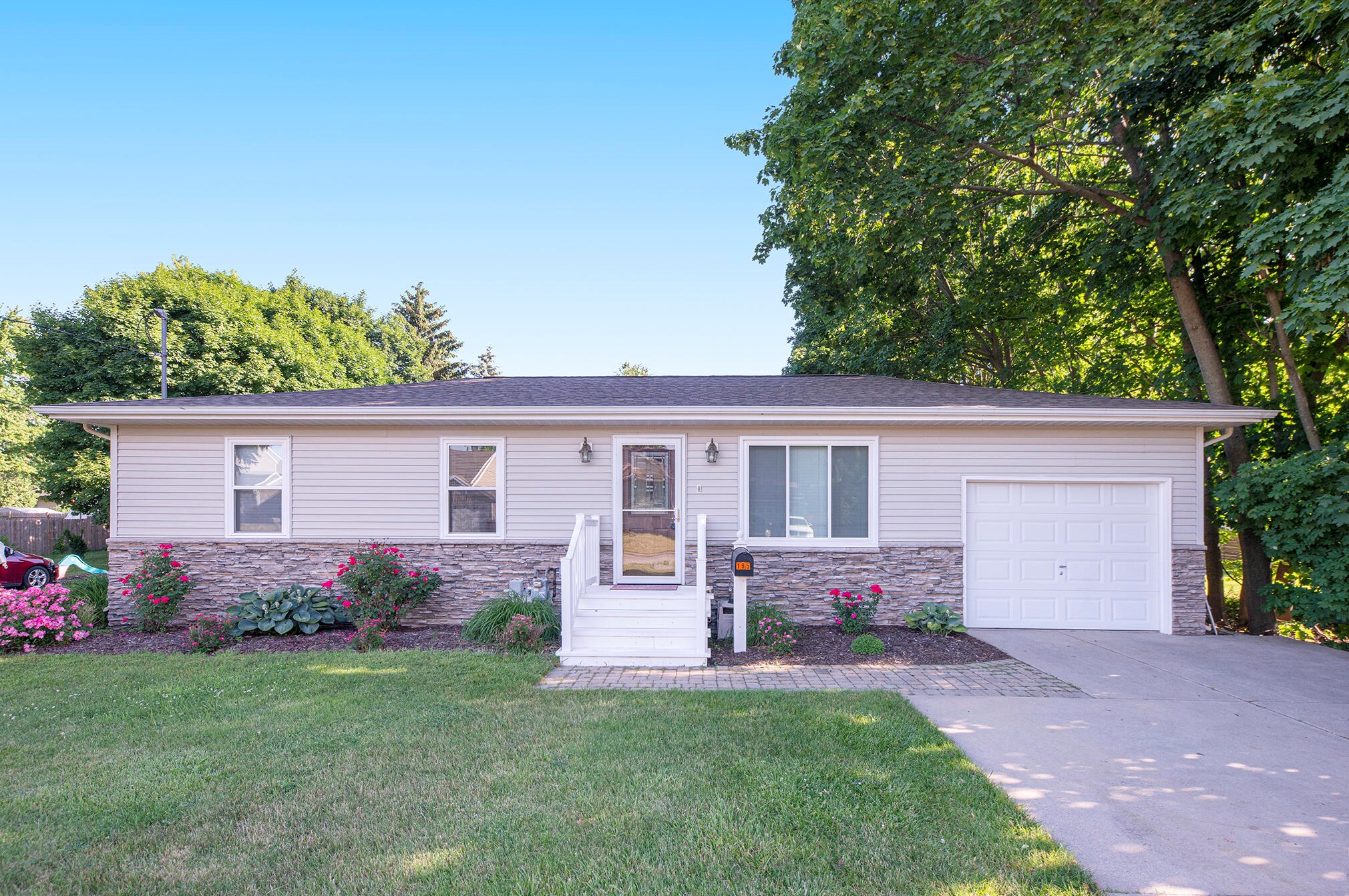 195 Alma St, Sparta, MI 49345