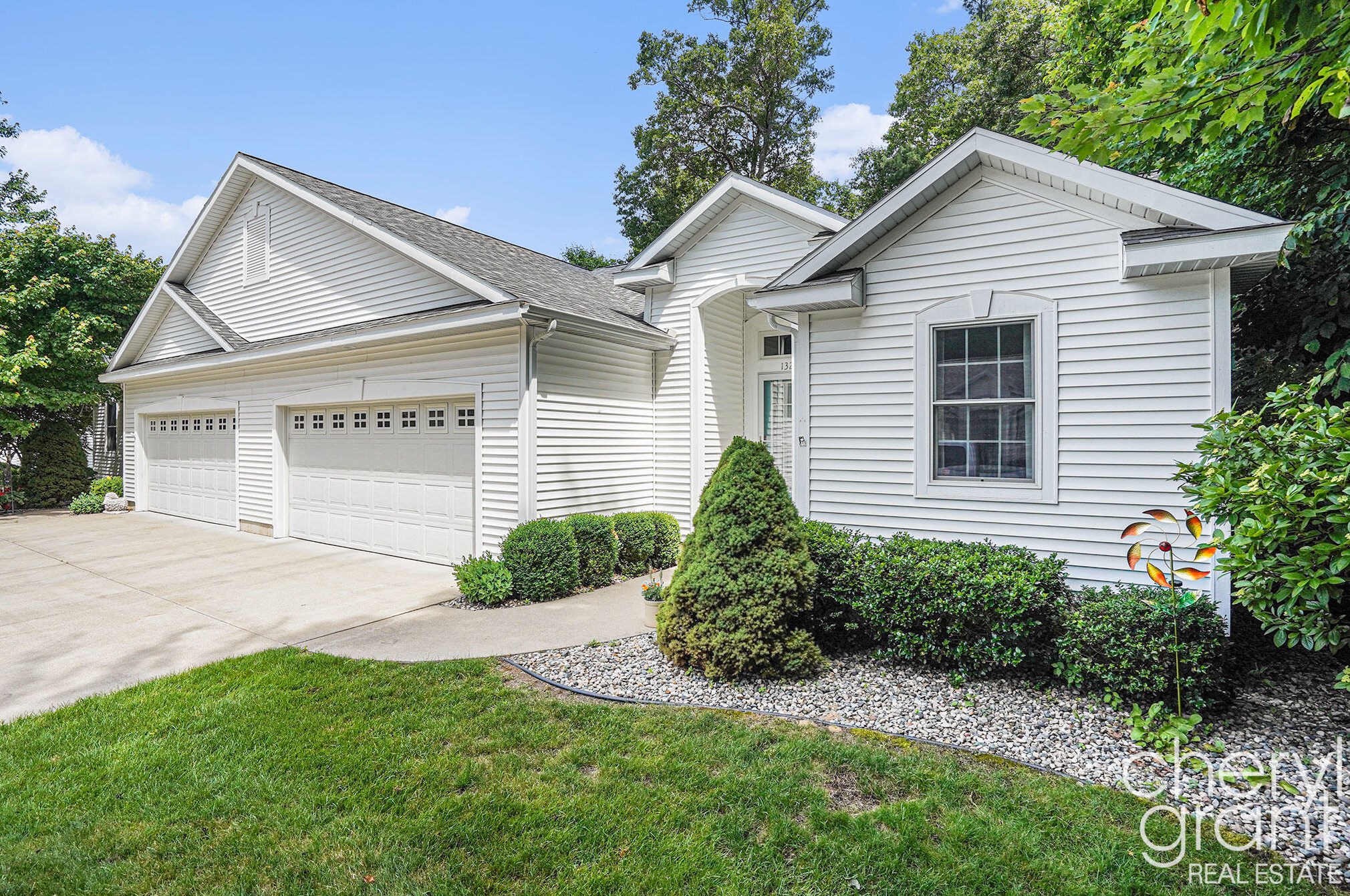 132 Stonegate Ct, Spring Lake, MI 49456-2426
