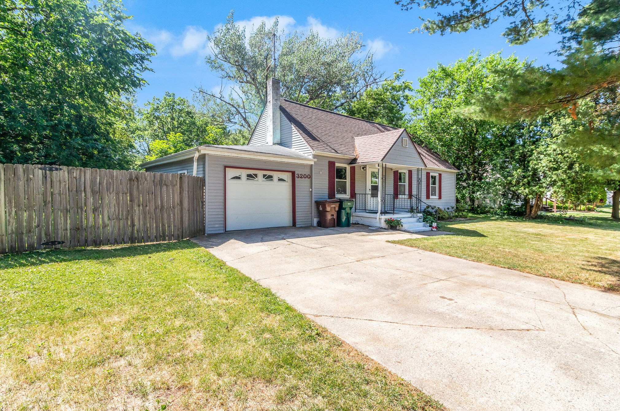 3200 Avalon St, Lansing, MI 48911-1805