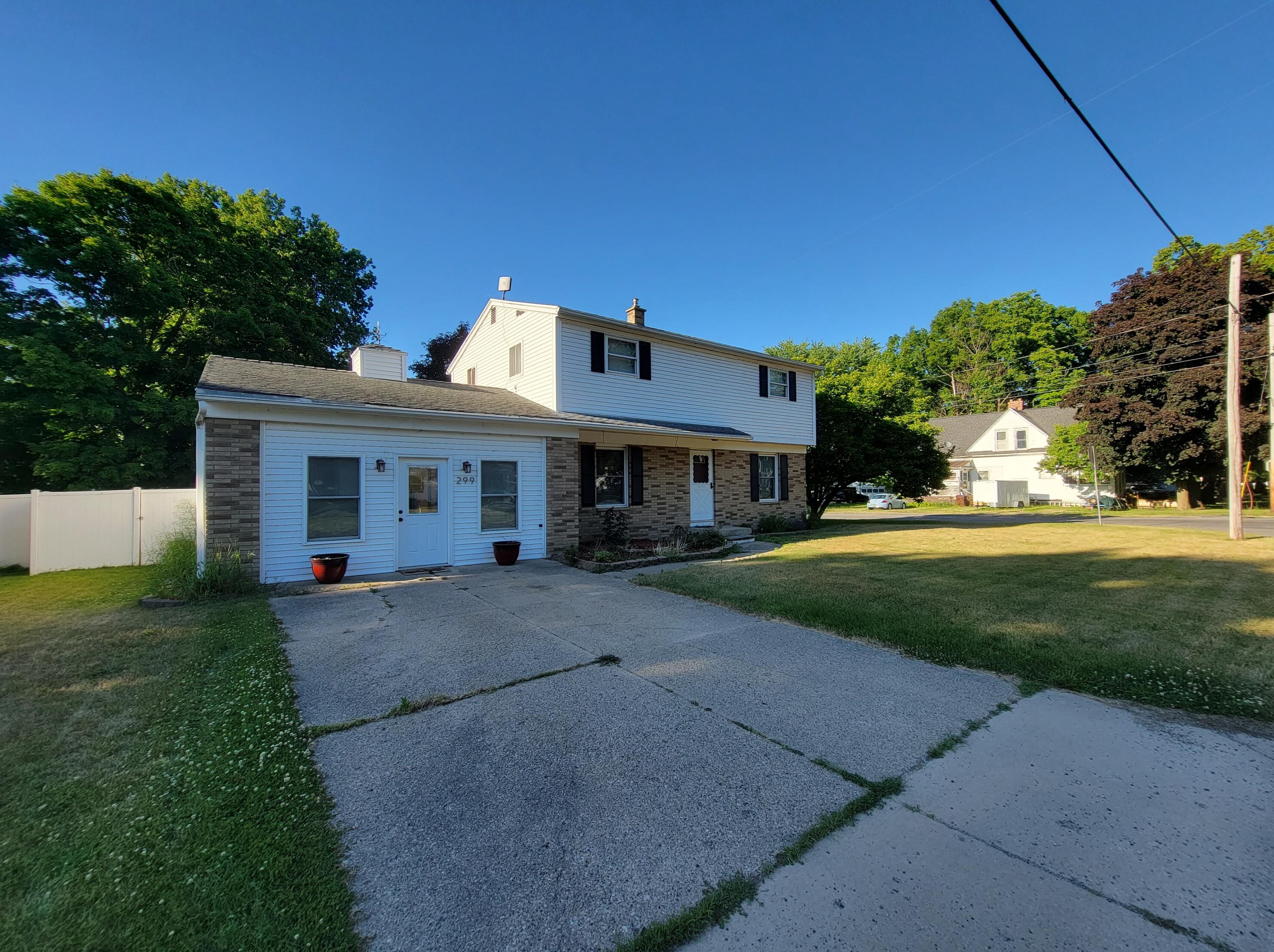 299 Mill St, Saranac, MI 48881-9703