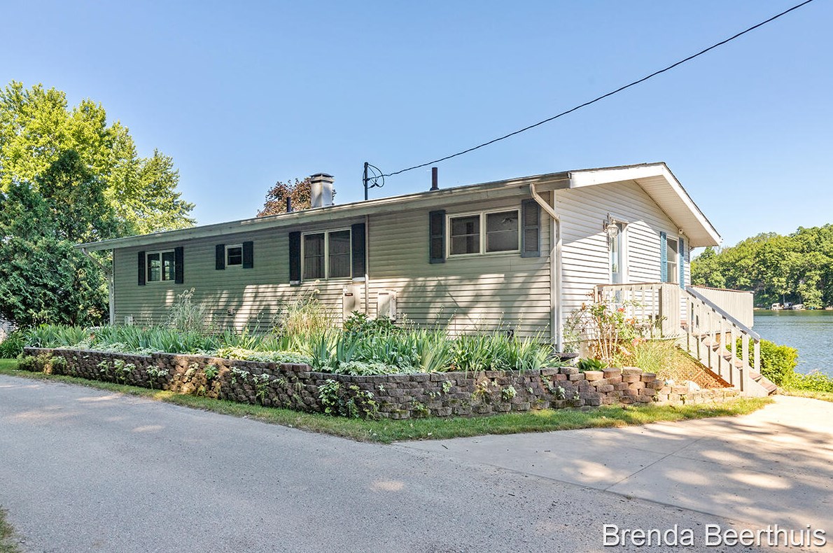3911 Shore Dr, Delton, MI 49046-8648