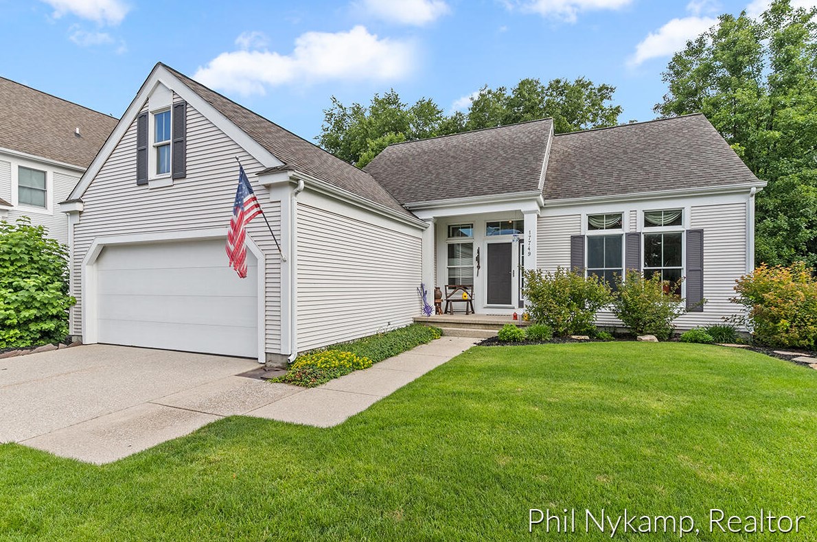 17749 Woodcreek Ln, Spring Lake, MI 49456