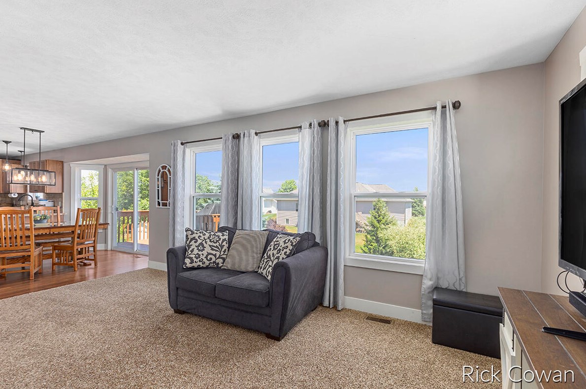 8682 Hawthorne Dr, Jenison MI  49428-8218 exterior