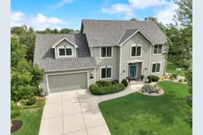 W73N412  Greystone Dr, Cedarburg, WI 53012 - Photo 1