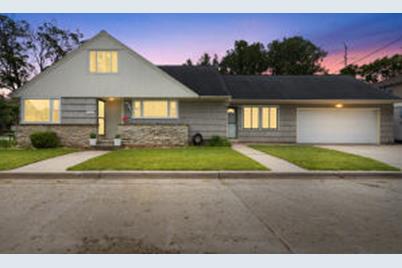 1301 W Sheridan Ct, Milwaukee, WI 53209 - Photo 1