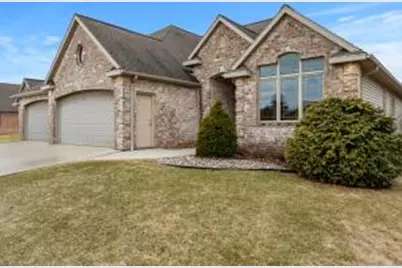 920  River Bluff Dr, Manitowoc, WI 54220 - Photo 1