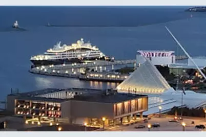 929 N Astor St, Milwaukee, WI 53202 - Photo 1